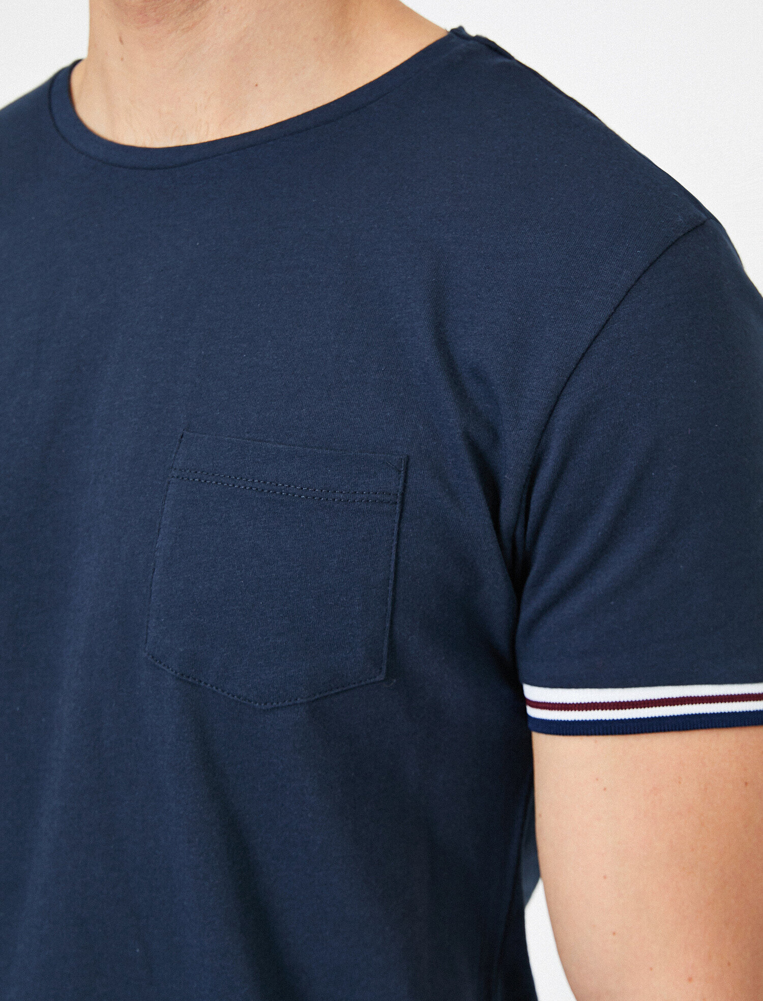 Bisiklet Yaka Kolları Şeritli Cep Detaylı Slim Fit Tişört