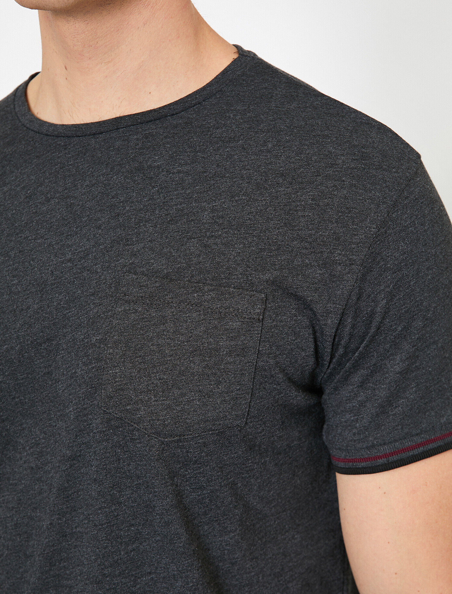 Bisiklet Yaka Kolları Şeritli Cep Detaylı Slim Fit Tişört