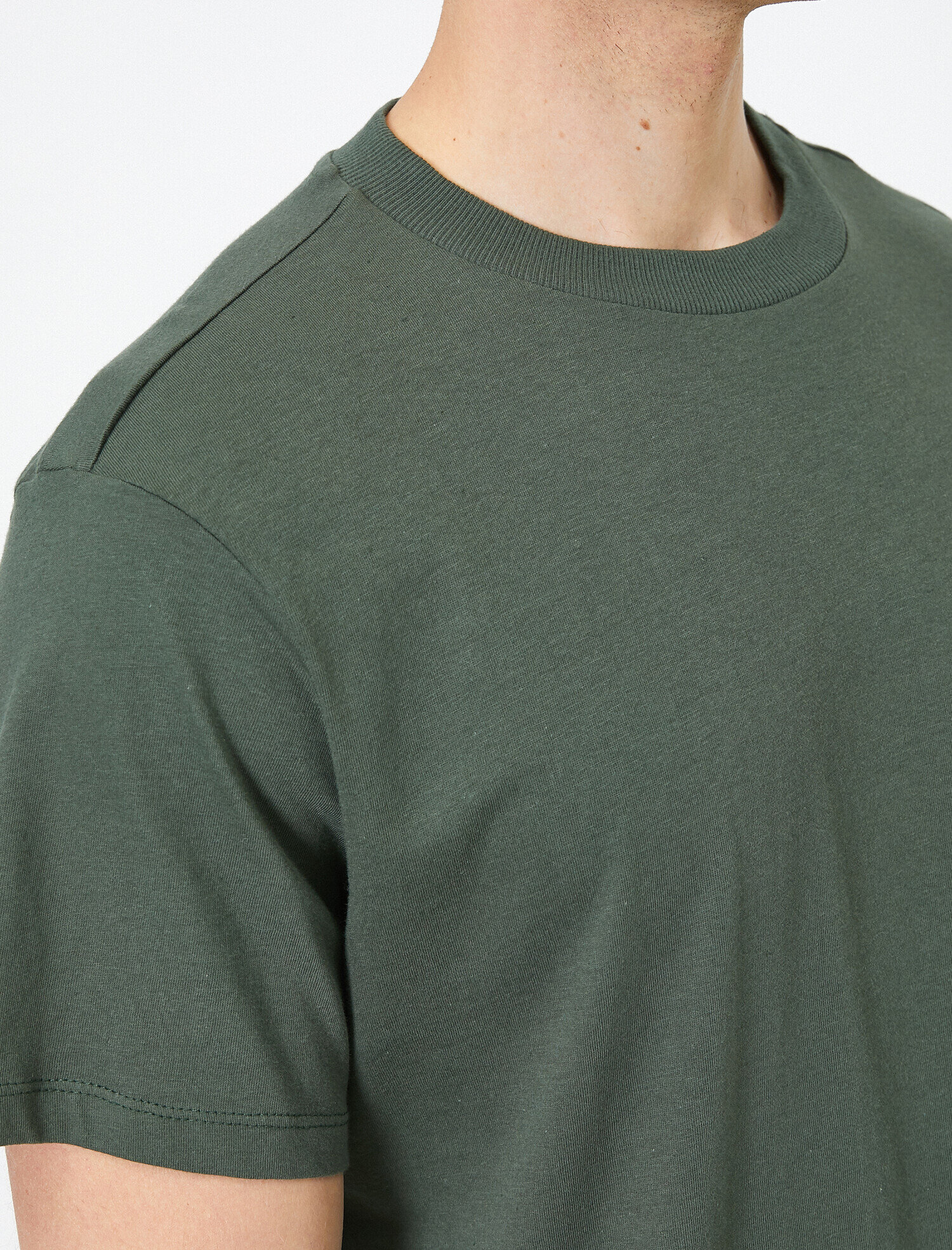   Yüksek Yaka Rahat Kesim Basic Tişört