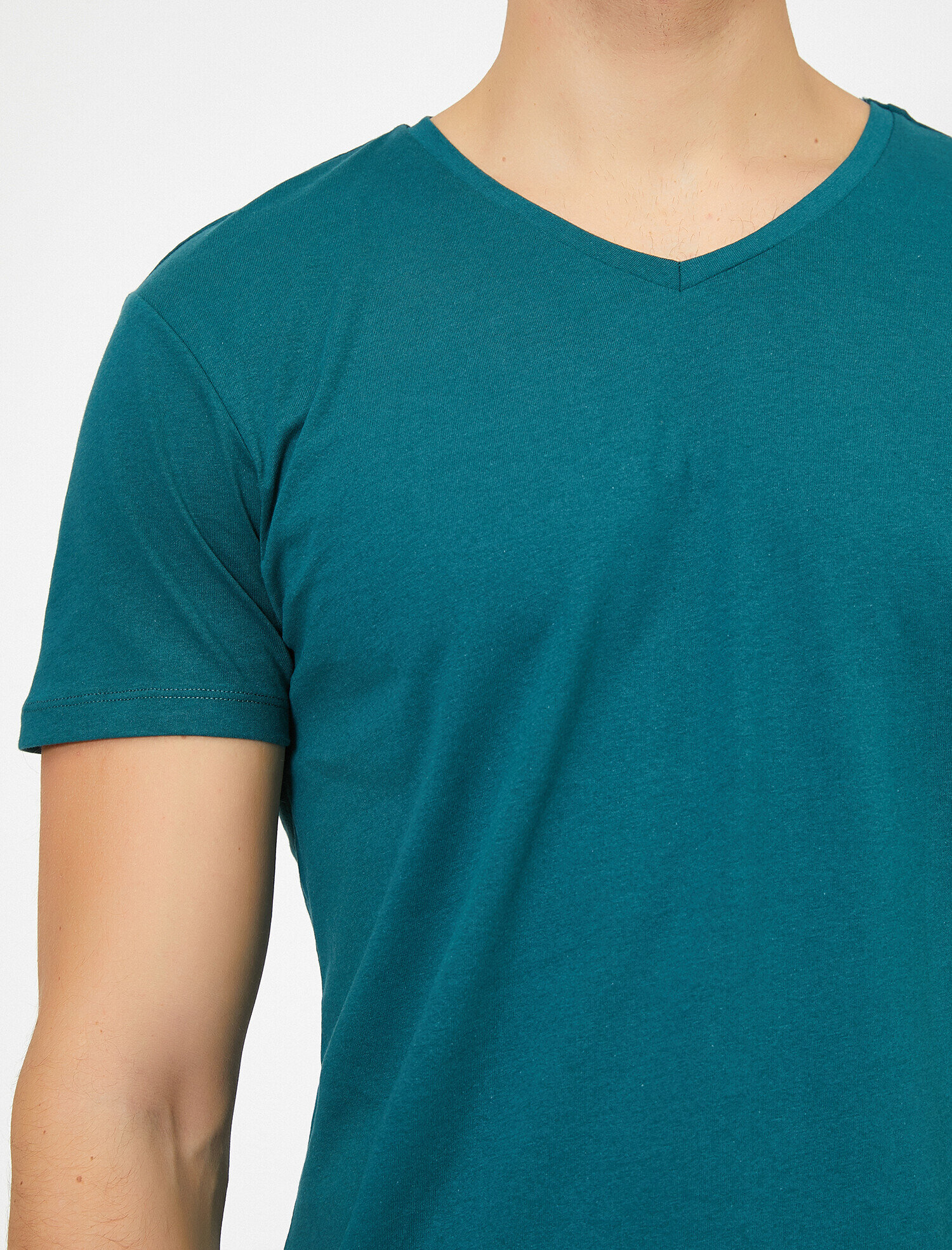   V Yaka Pamuklu Dar Kesim Basic Tişört