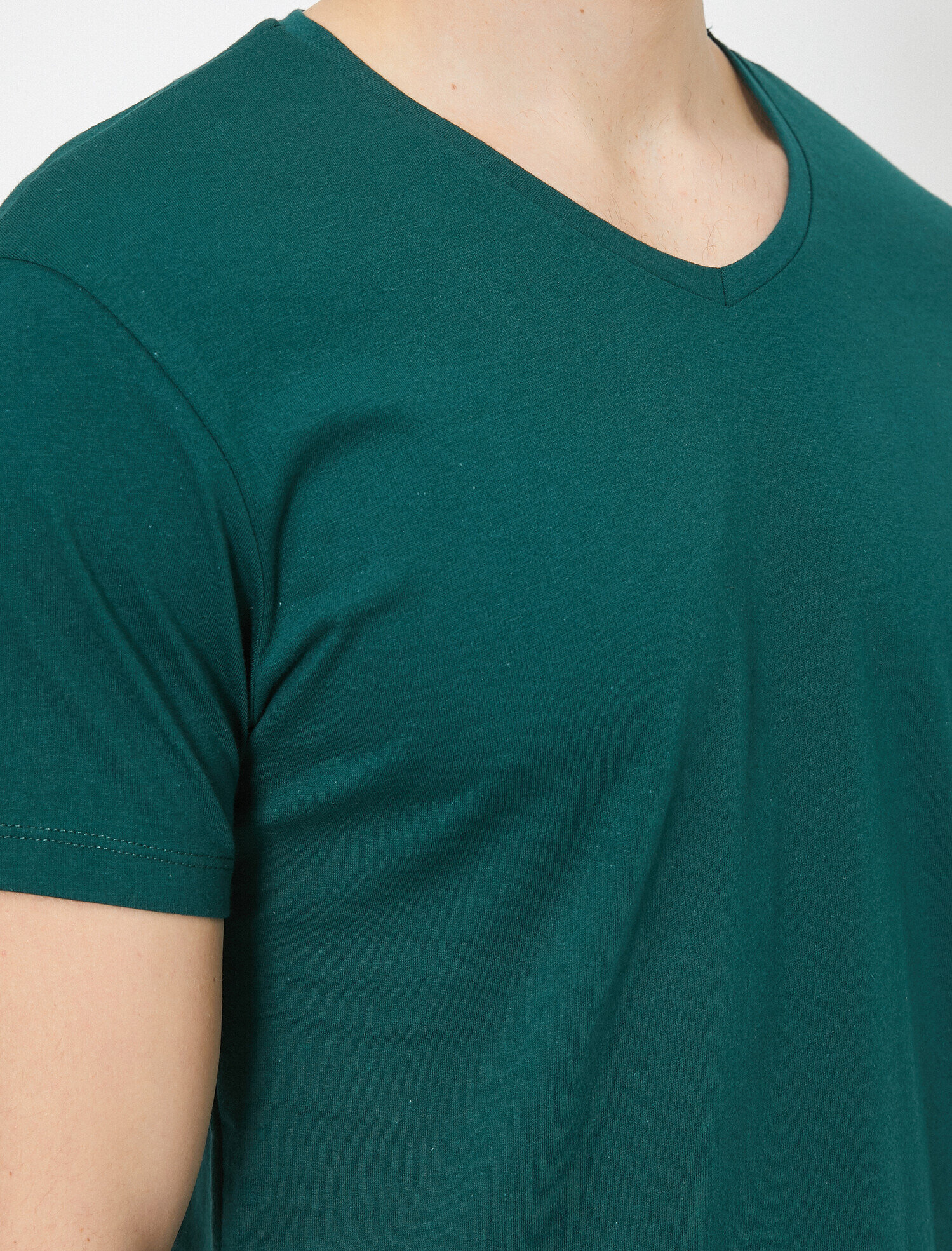   V Yaka Pamuklu Dar Kesim Basic Tişört