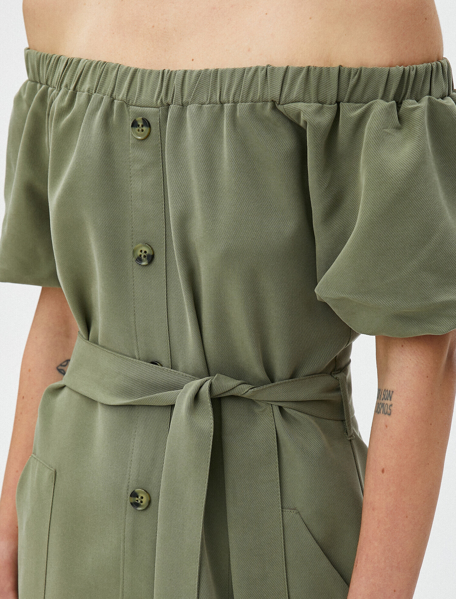 Omzu Açık Elbise Kısa Kollu Düğmeli Kemerli