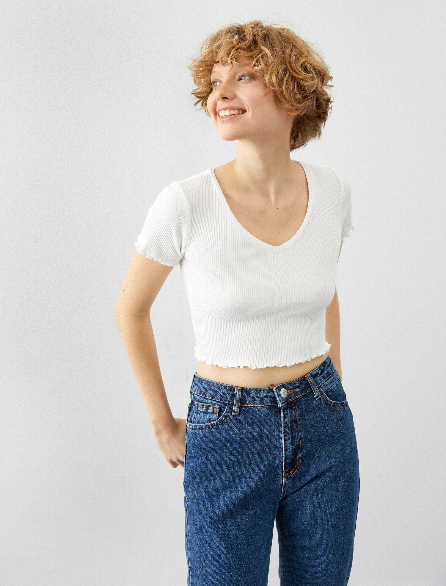   Crop Tişört Fırfır Detaylı Fitilli V Yaka