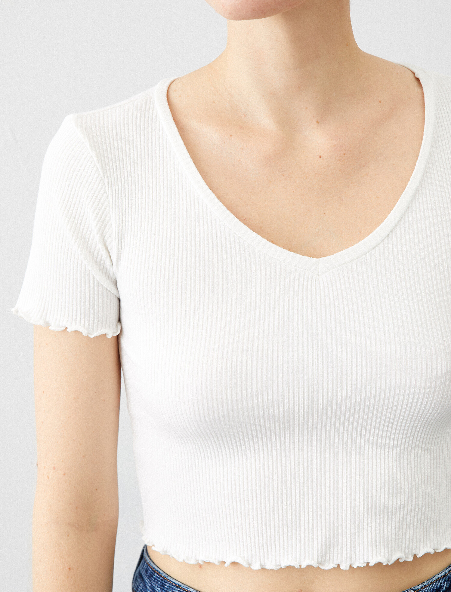   Crop Tişört Fırfır Detaylı Fitilli V Yaka