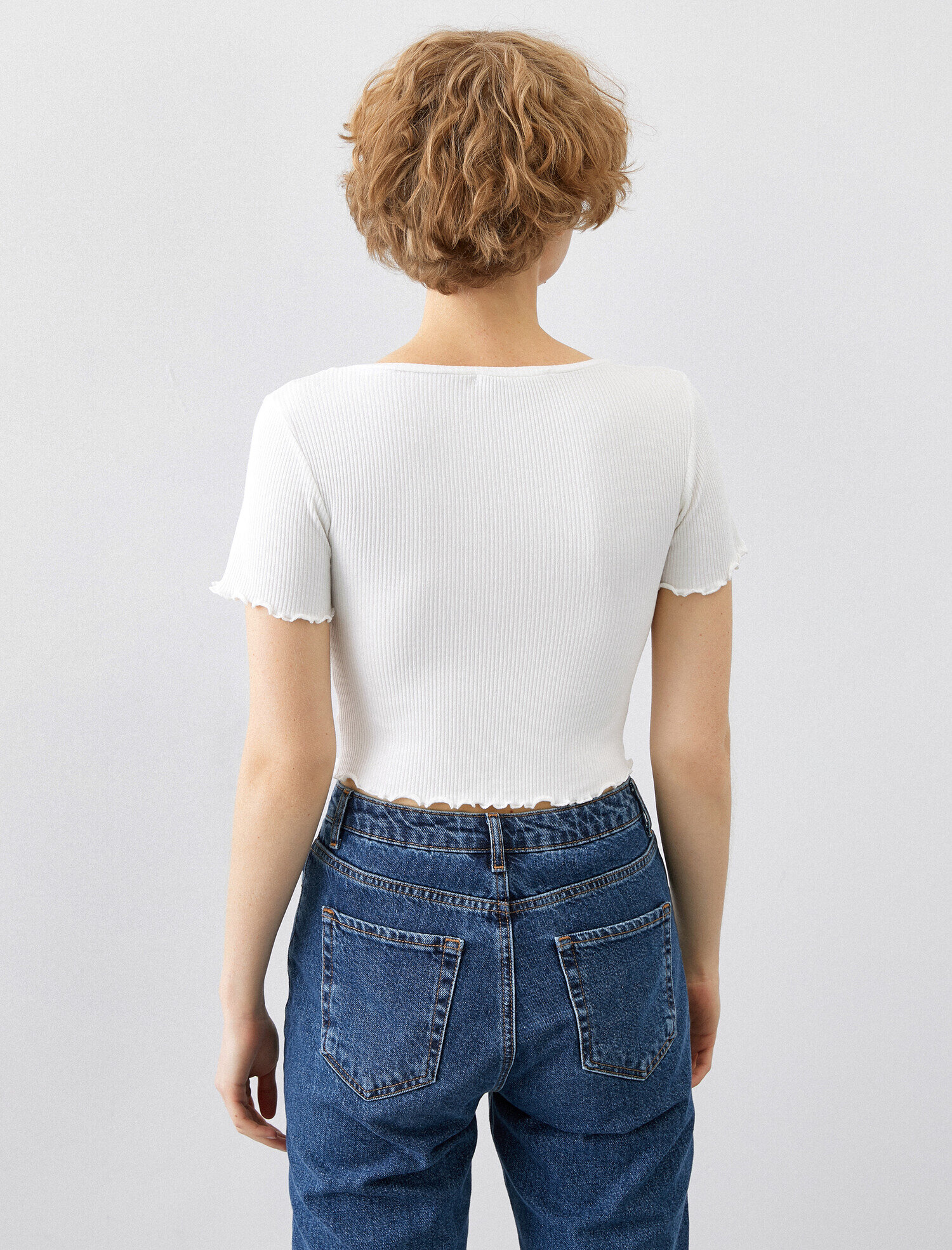   Crop Tişört Fırfır Detaylı Fitilli V Yaka