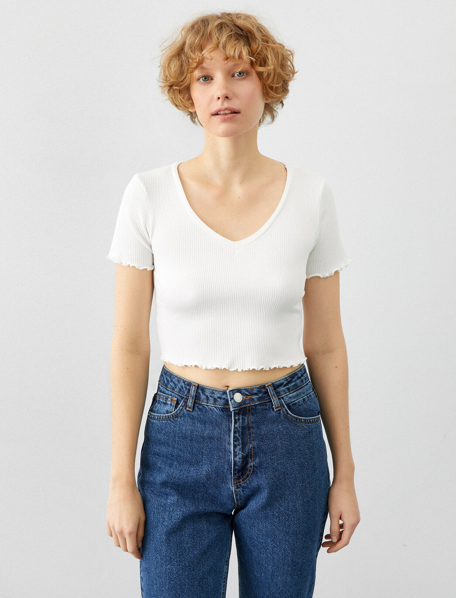   Crop Tişört Fırfır Detaylı Fitilli V Yaka