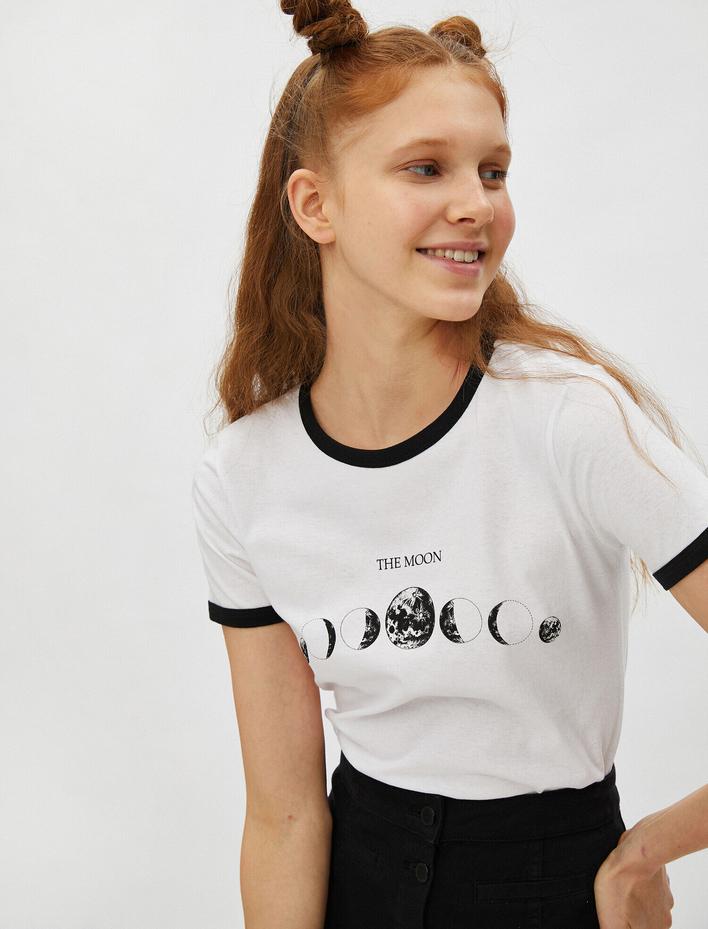  Kısa Kollu Tişört Bisiklet Yaka Baskılı Pamuklu Şerit Detaylı