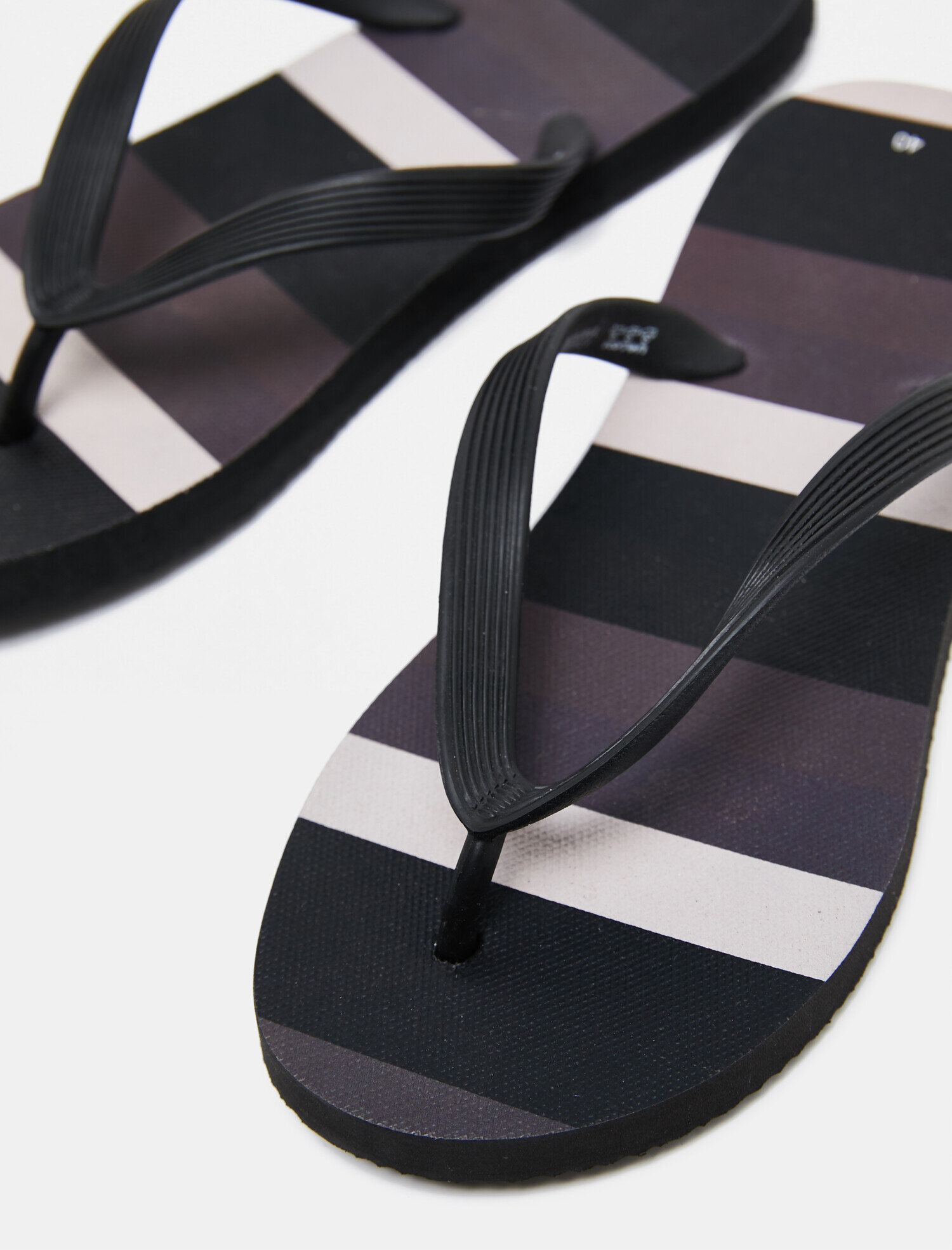  Erkek Parmak Arası Terlik