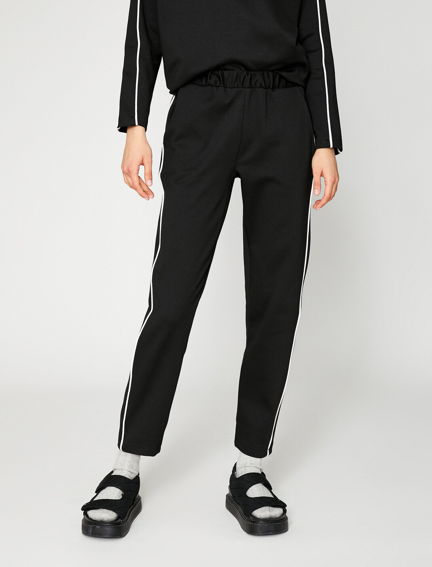   Pamuklu Şerit Detaylı Pantolon