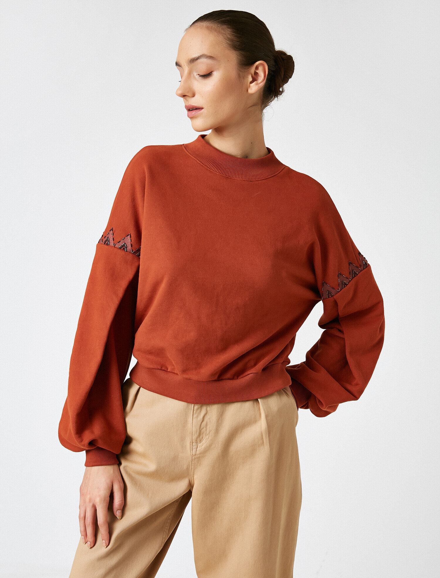 Organik Pamuklu Dik Yaka İşlemeli Sweatshirt