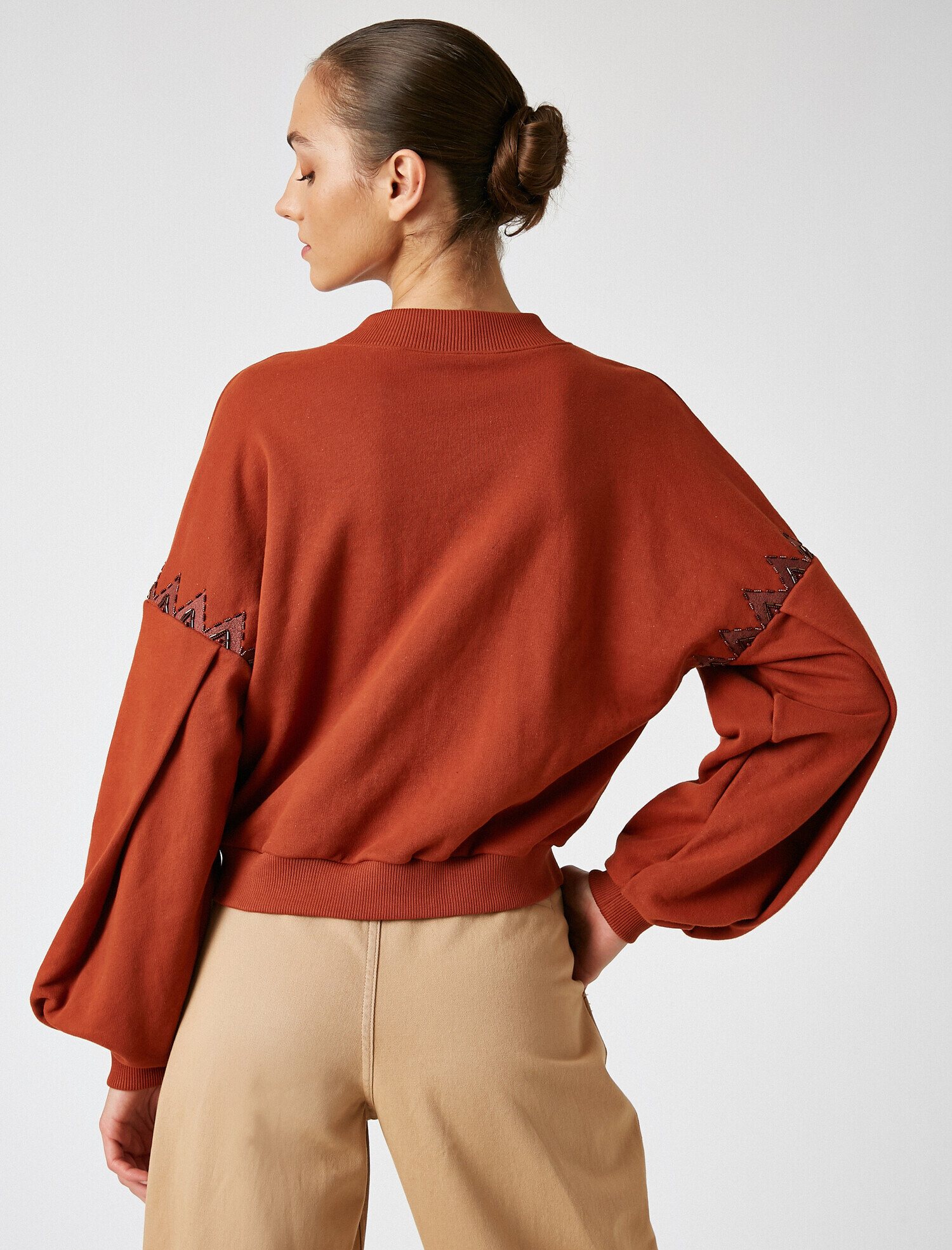 Organik Pamuklu Dik Yaka İşlemeli Sweatshirt