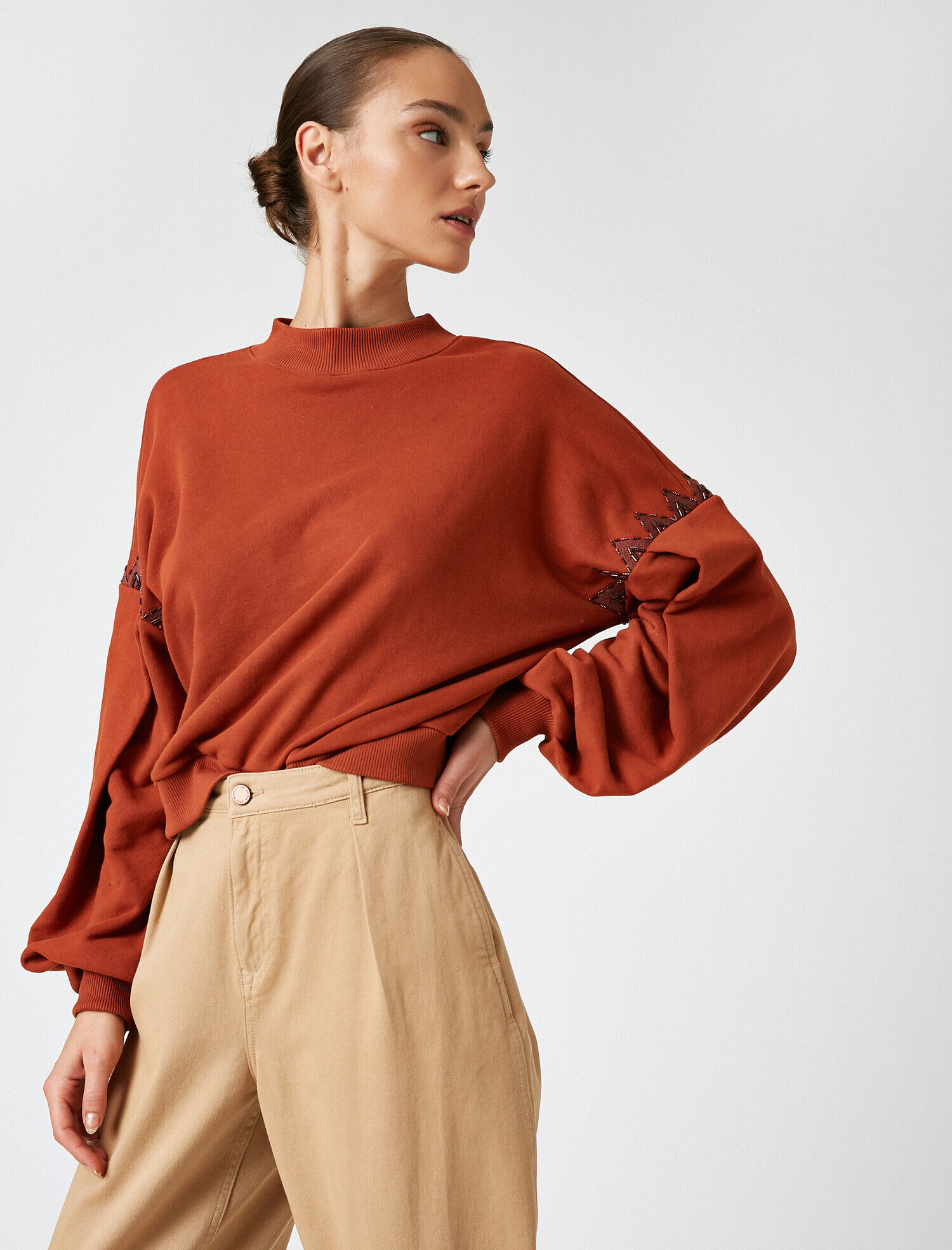 Organik Pamuklu Dik Yaka İşlemeli Sweatshirt