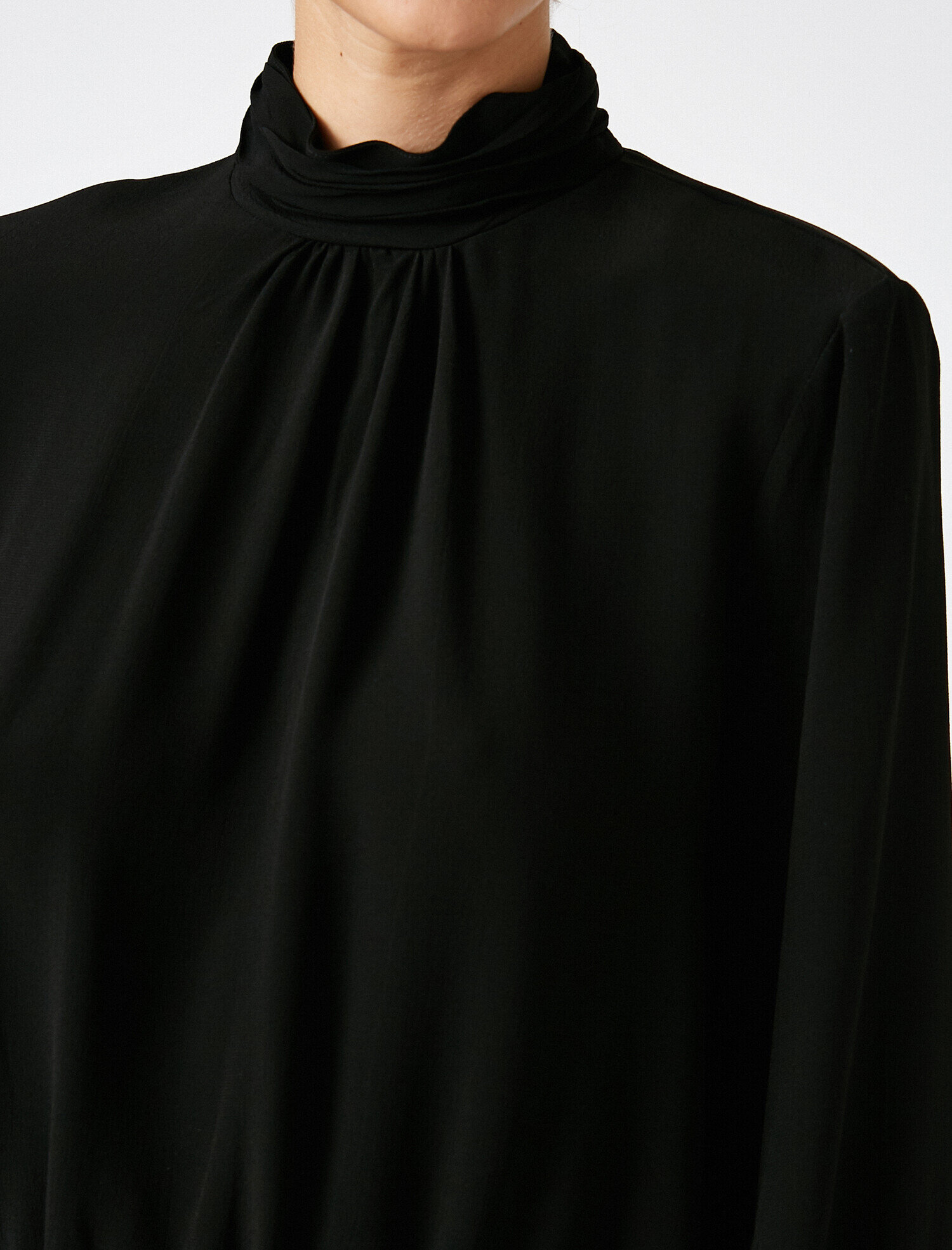   Vatkalı Dik Yaka Uzun Kollu Bluz