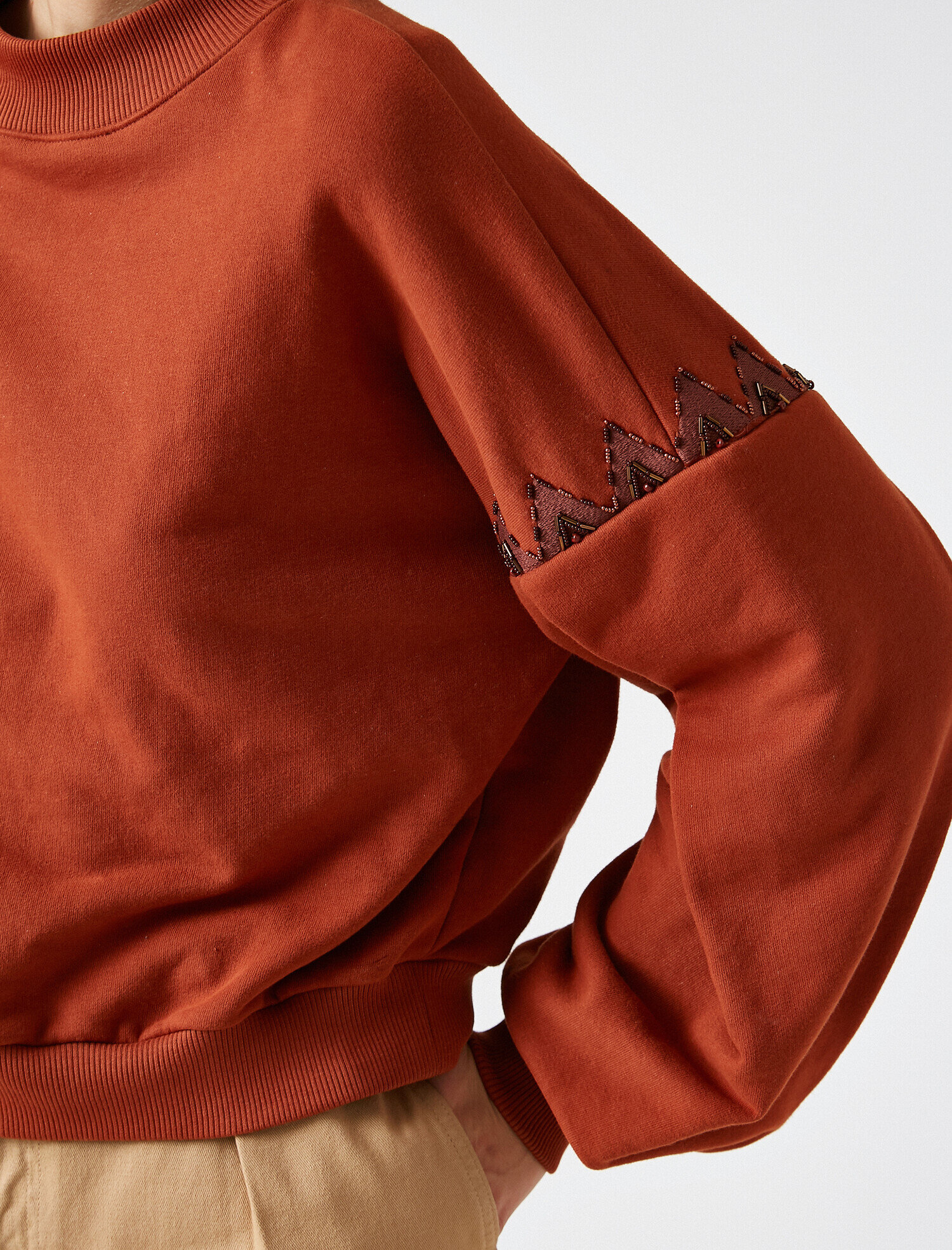 Organik Pamuklu Dik Yaka İşlemeli Sweatshirt