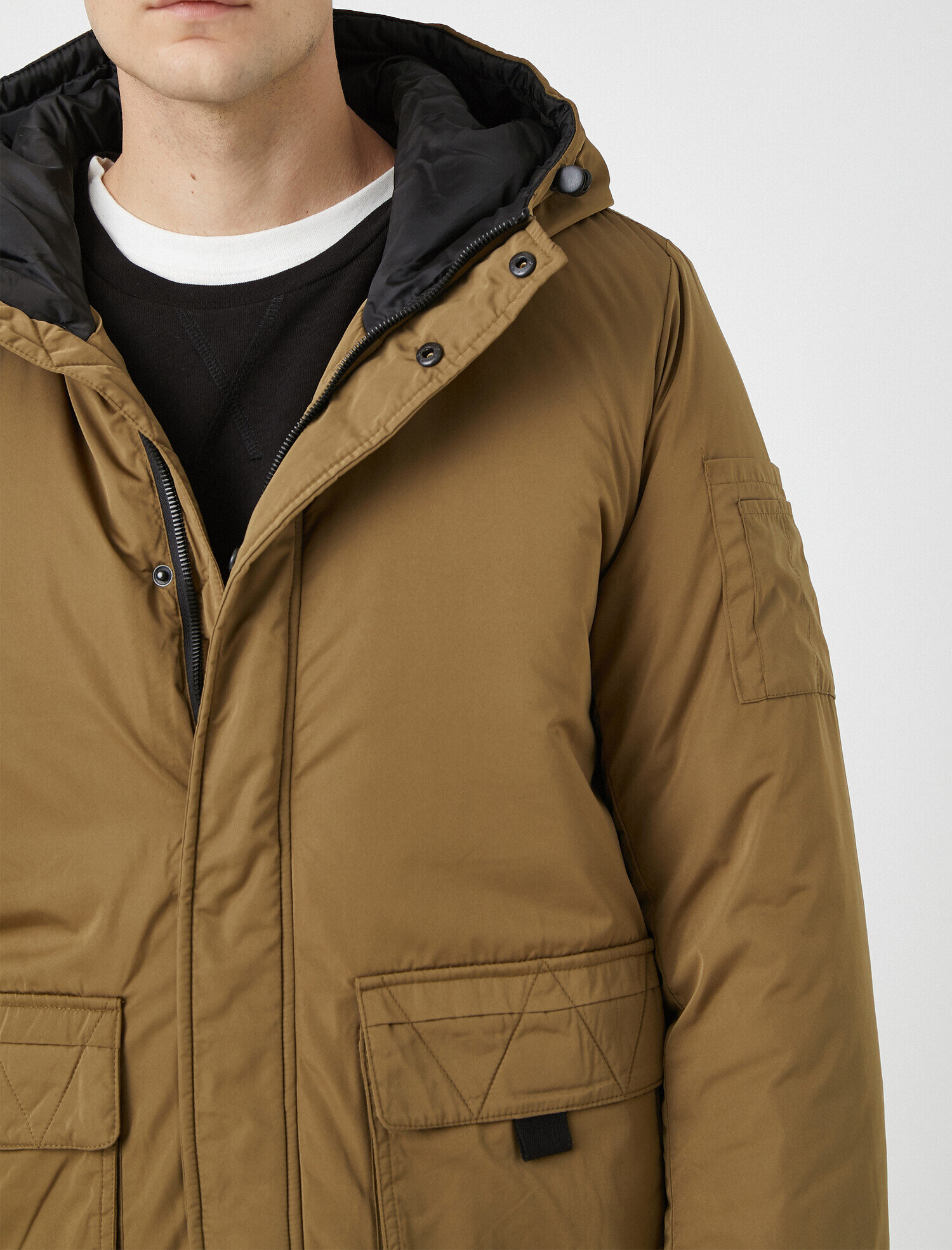   Dik Yaka Kapüşonlu Cepli Fermuarlı Kaban