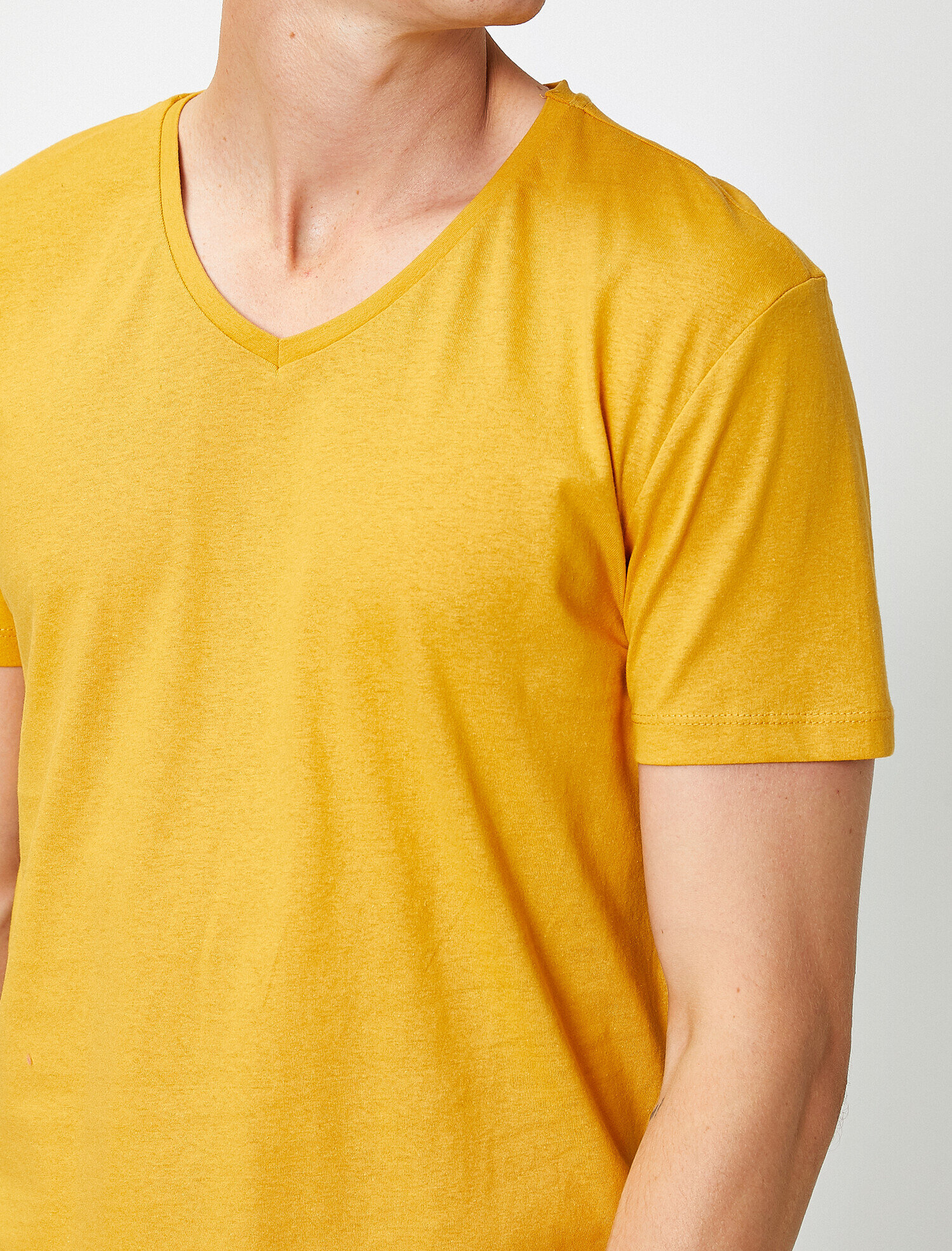   Kısa Kollu V Yaka Basic Tişört