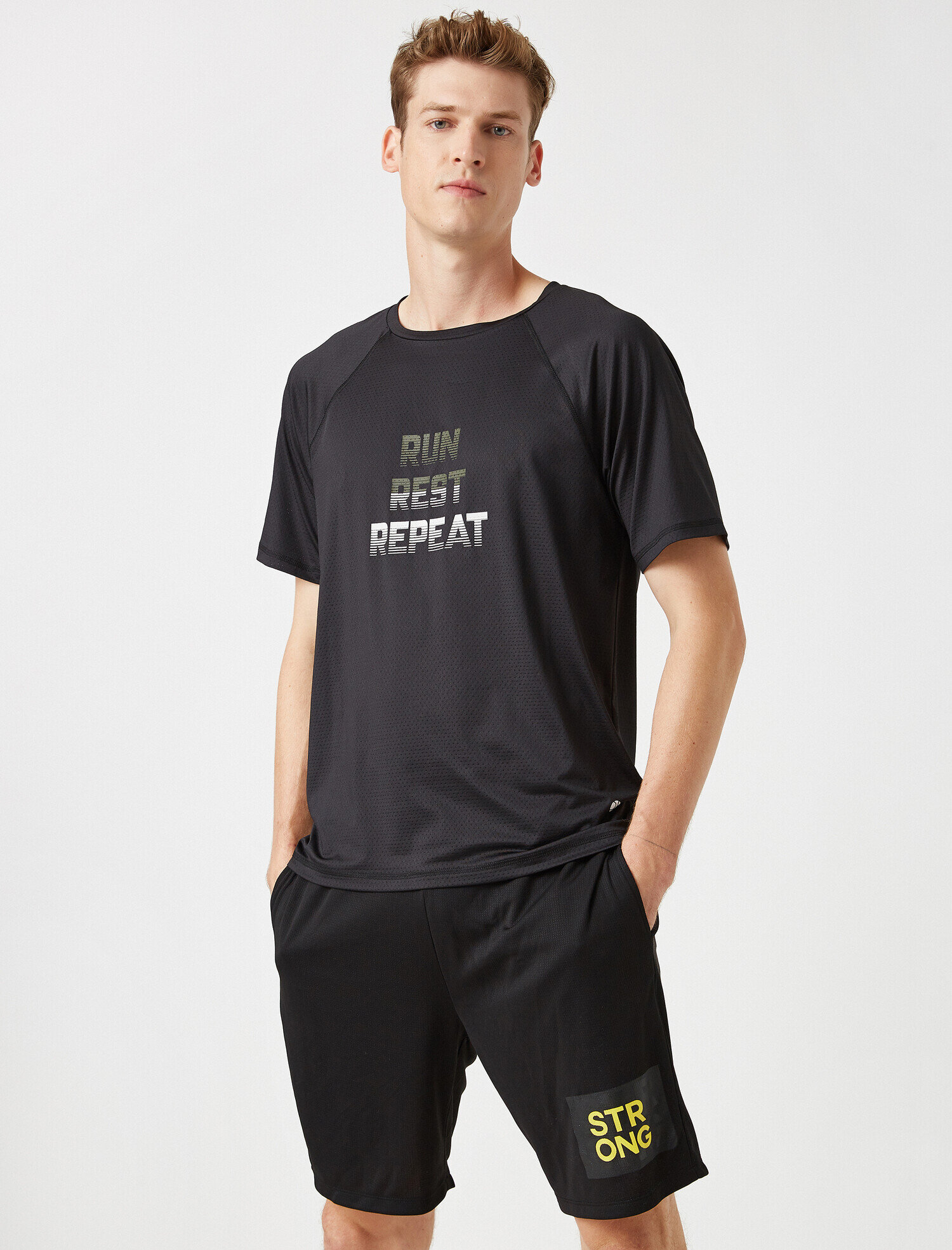 Yazili Baskili Bisiklet Yaka Kisa Kollu Tisört