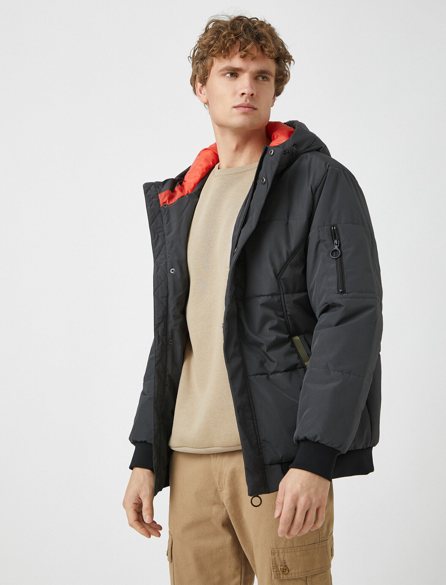   Dik Yaka Kapüşonlu Fermuarlı Kaban