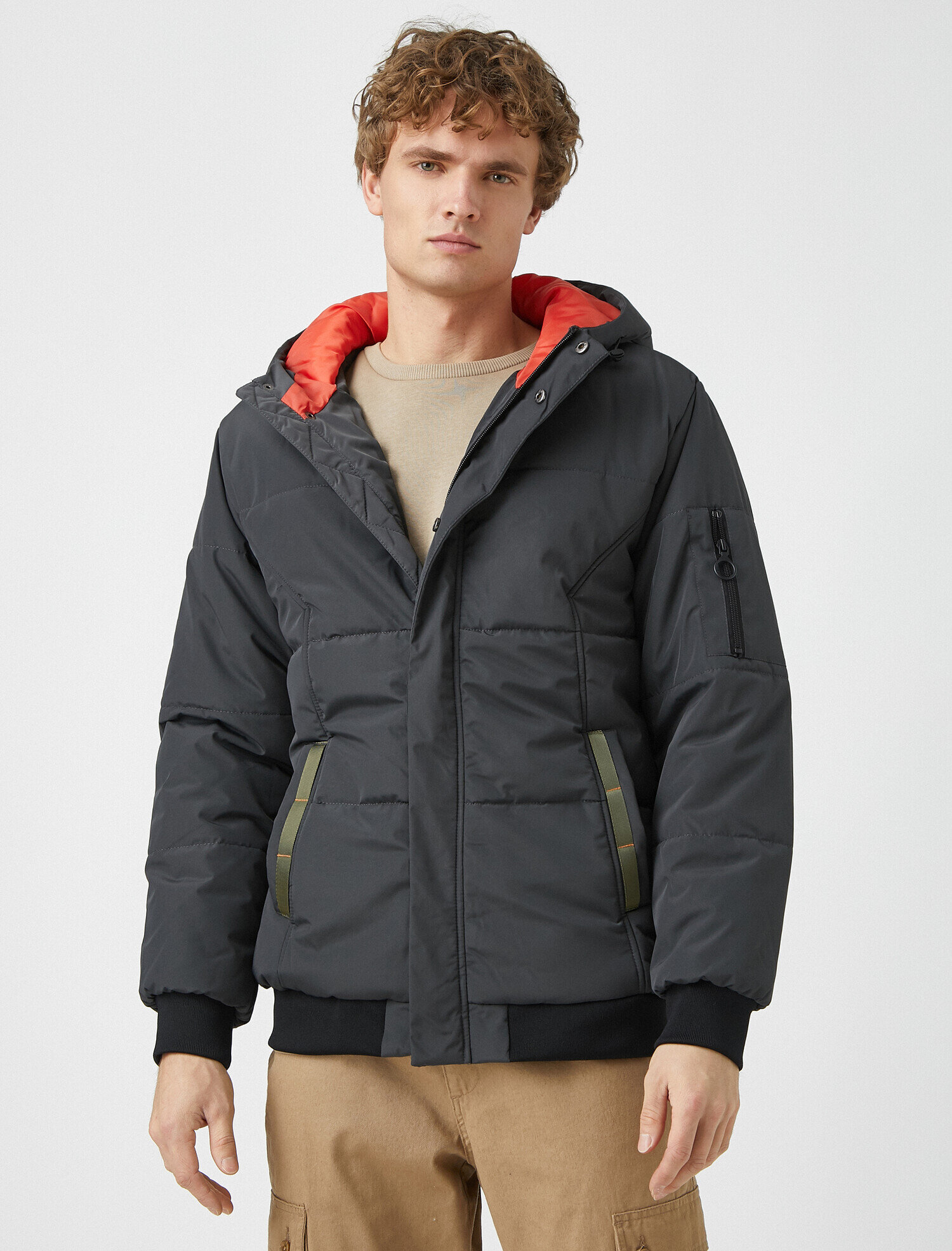   Dik Yaka Kapüşonlu Fermuarlı Kaban