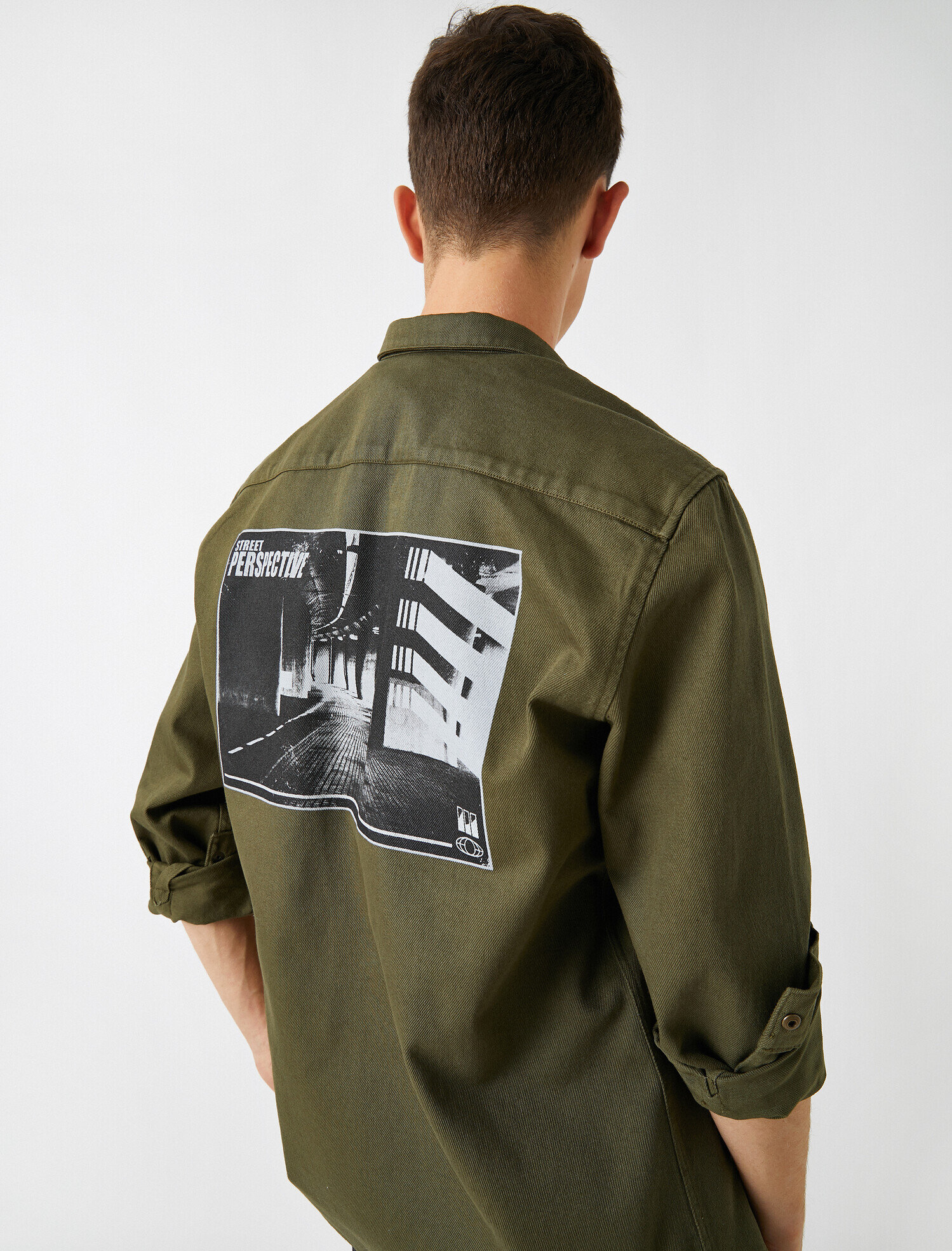   Pamuklu Denim Kumaşından Cepli Klasik Yaka Gömlek