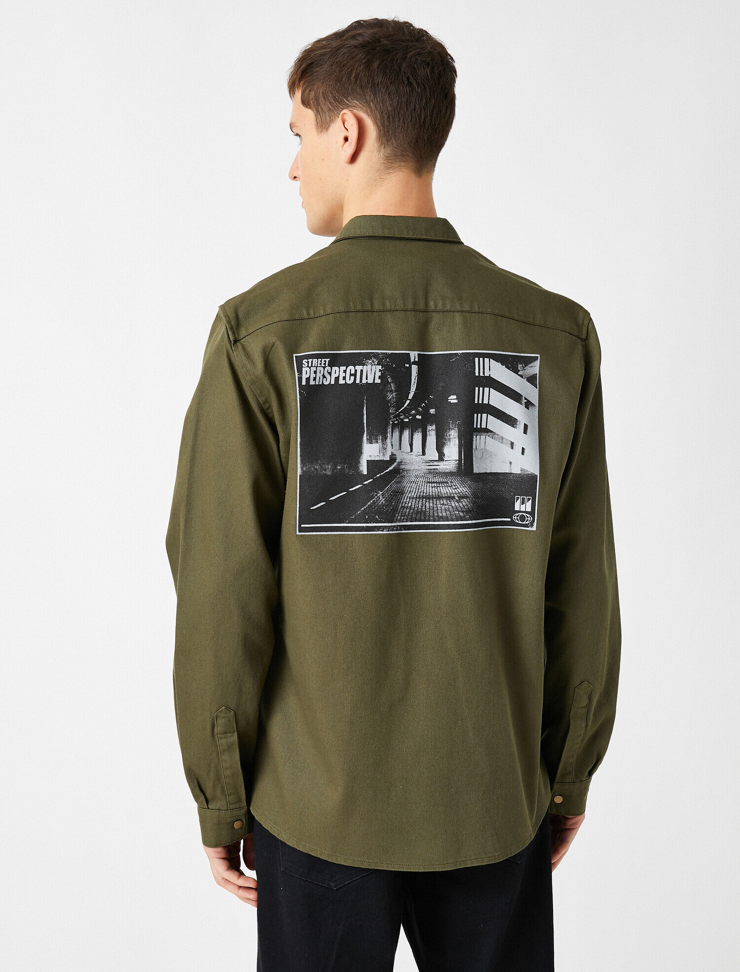   Pamuklu Denim Kumaşından Cepli Klasik Yaka Gömlek