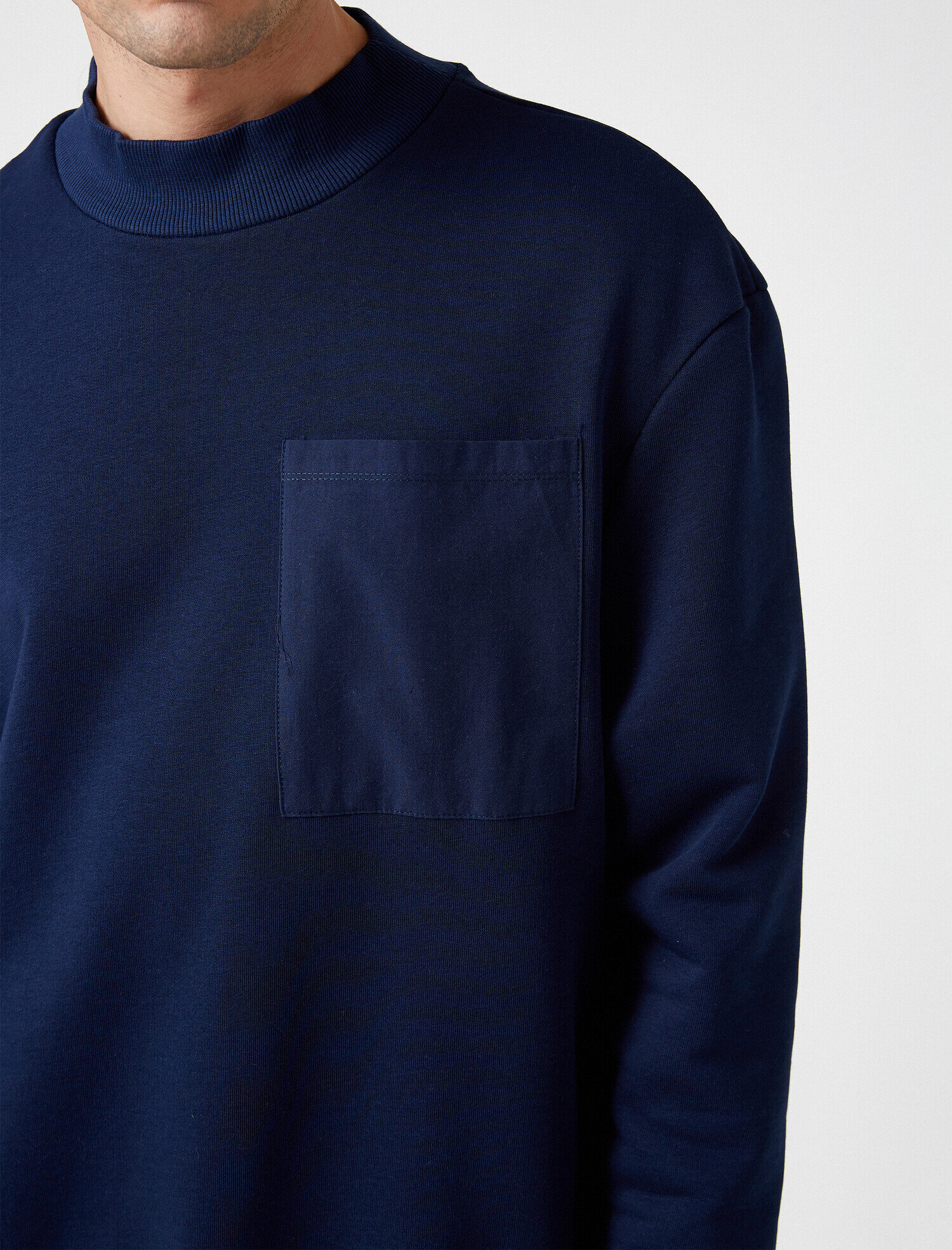   Dik Yaka Cepli Uzun Kollu Sweatshirt