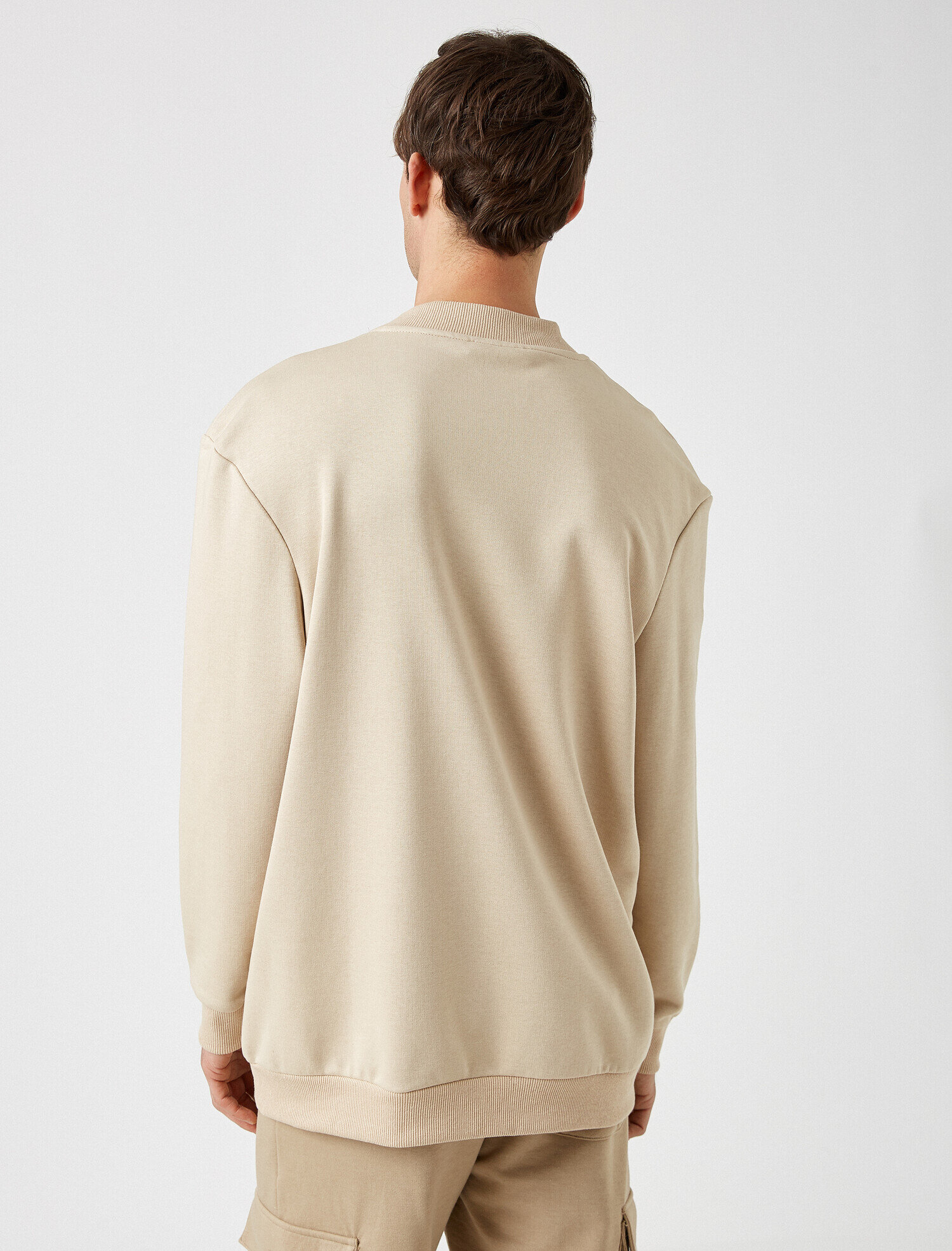   Dik Yaka Cepli Uzun Kollu Sweatshirt