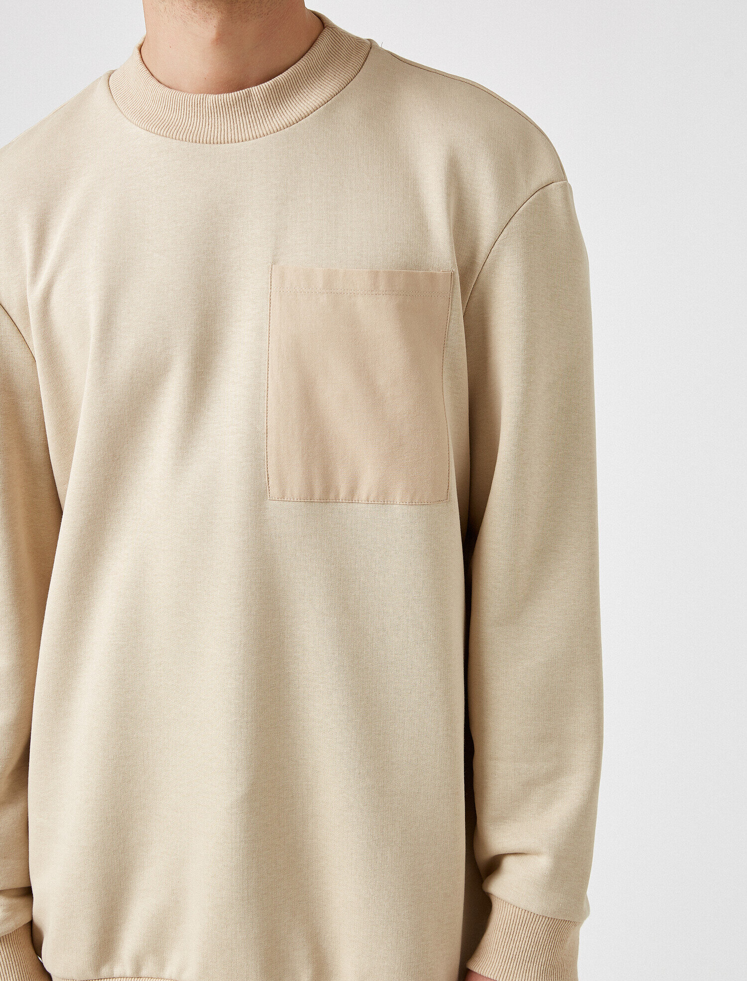   Dik Yaka Cepli Uzun Kollu Sweatshirt