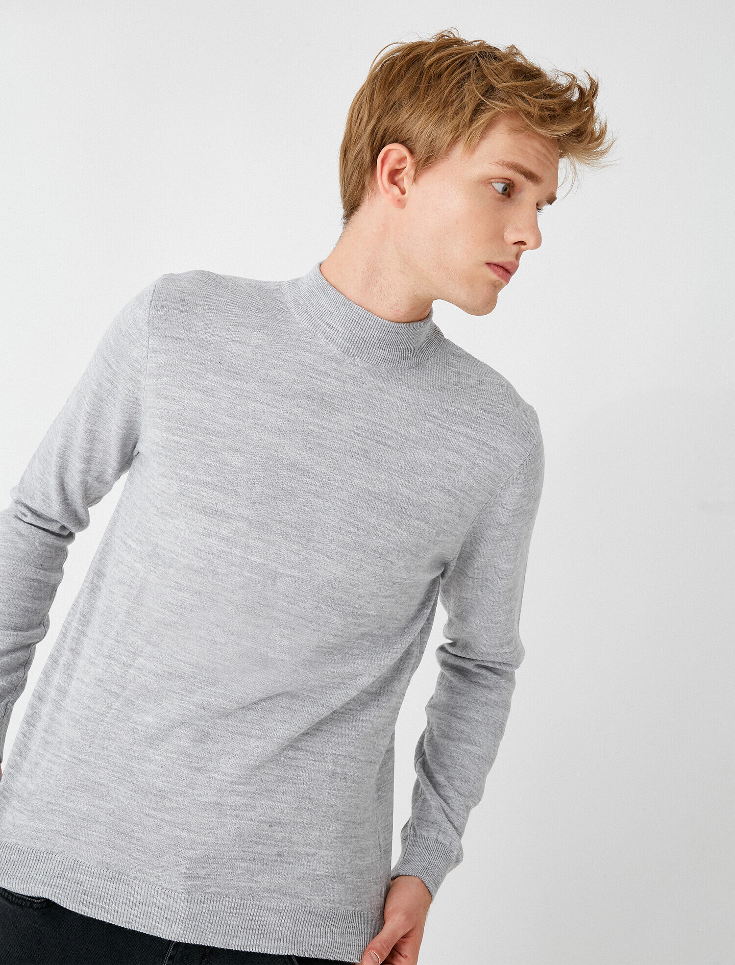   Uzun Kollu Dik Yaka Triko Kazak