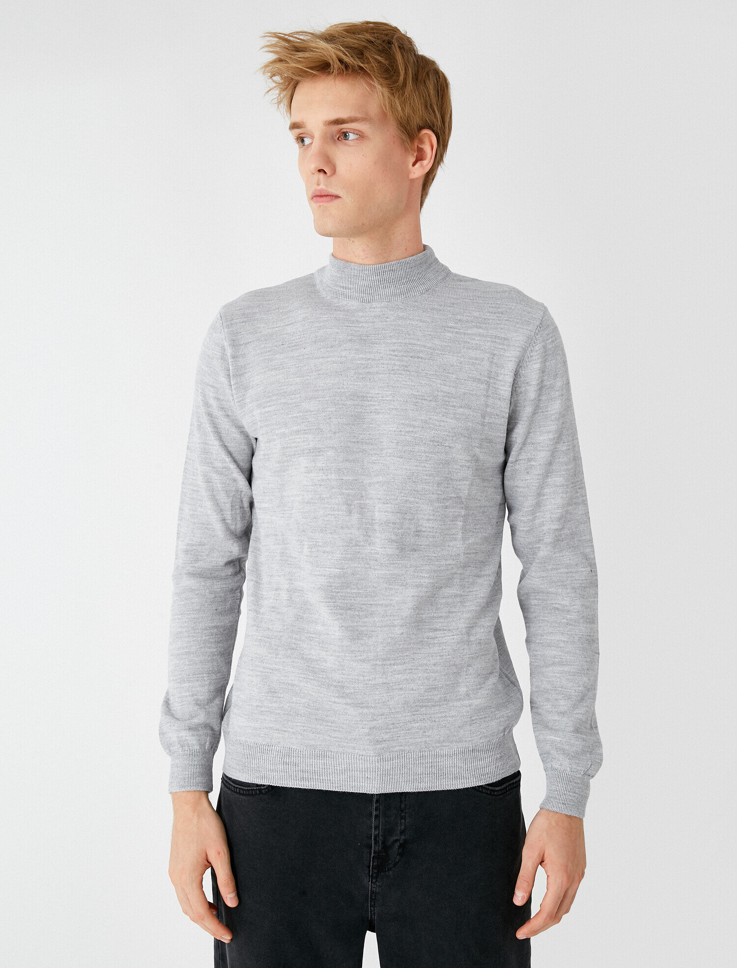   Uzun Kollu Dik Yaka Triko Kazak