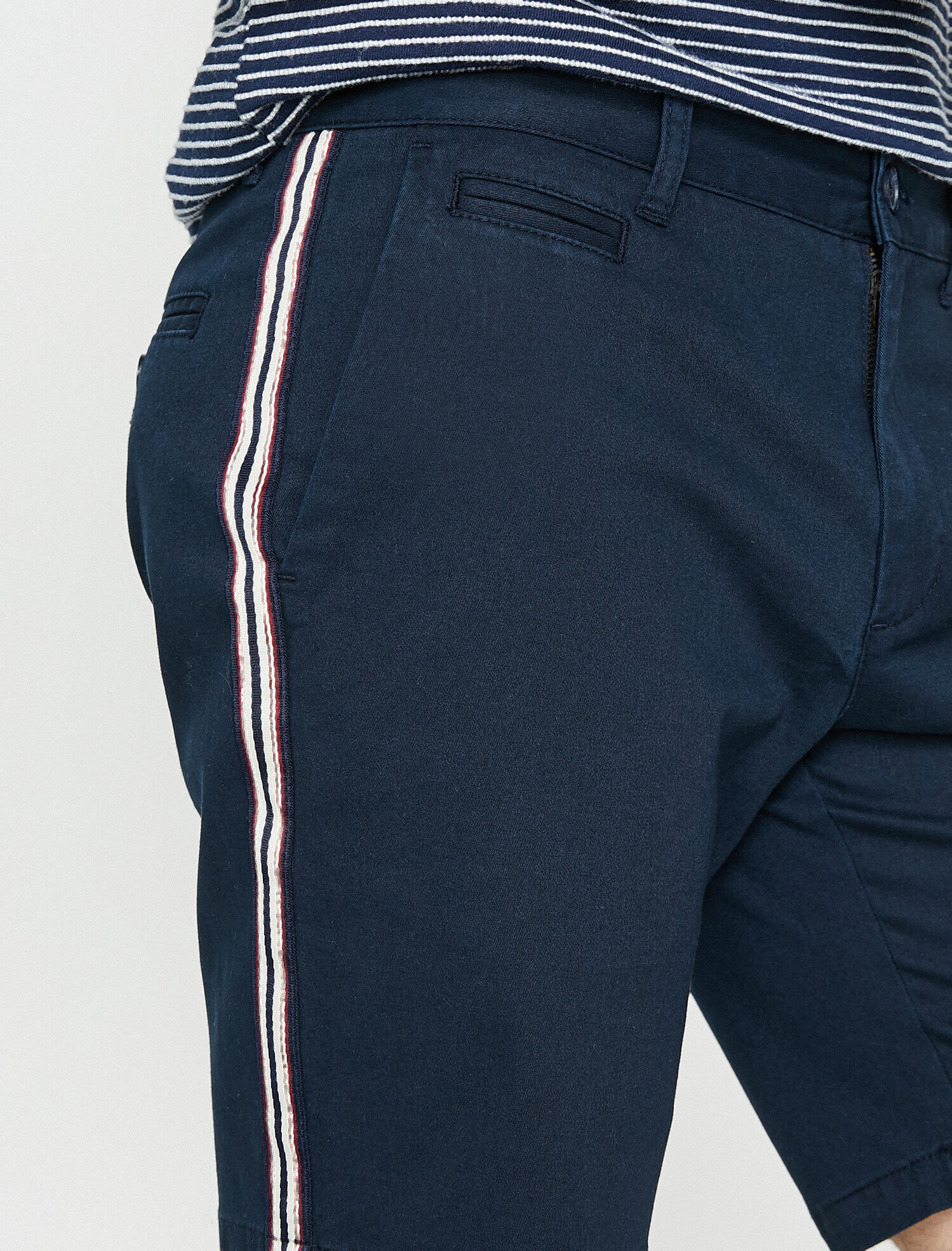   Cep Detaylı Yanı Şeritli Slim Fit Şort