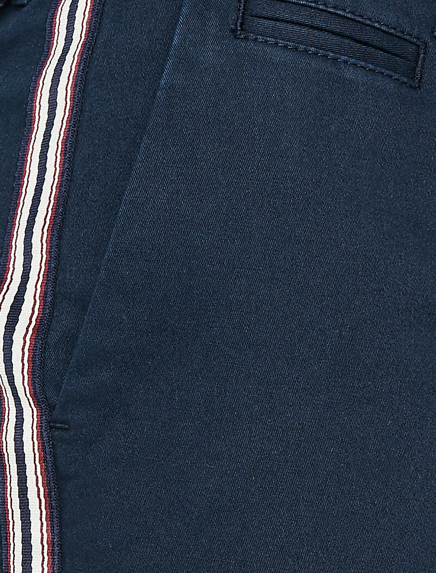   Cep Detaylı Yanı Şeritli Slim Fit Şort