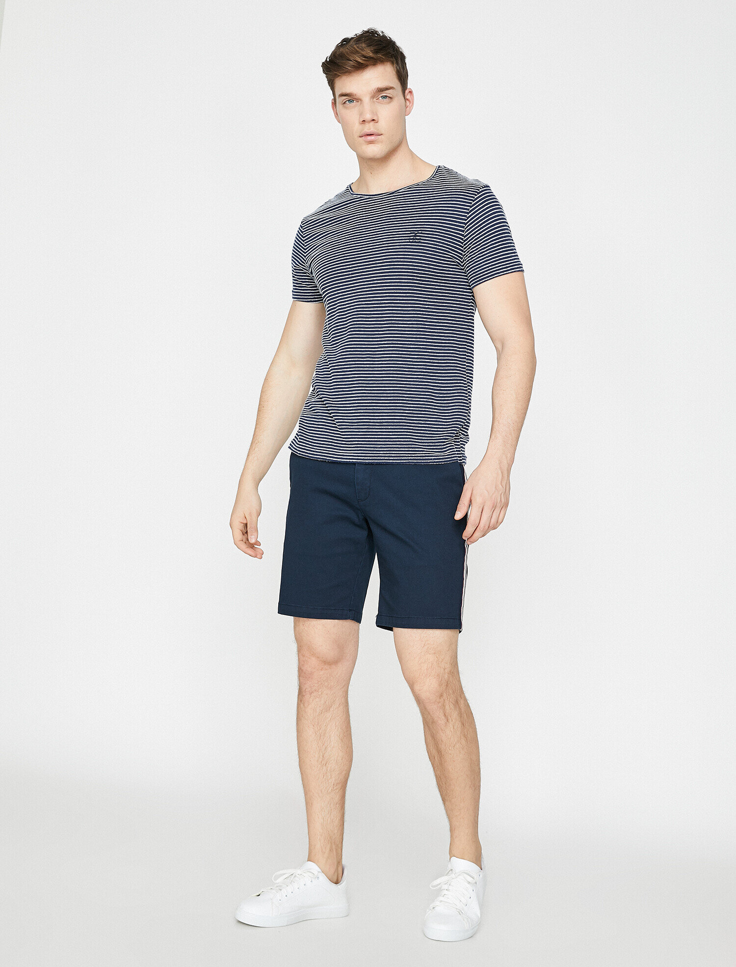   Cep Detaylı Yanı Şeritli Slim Fit Şort
