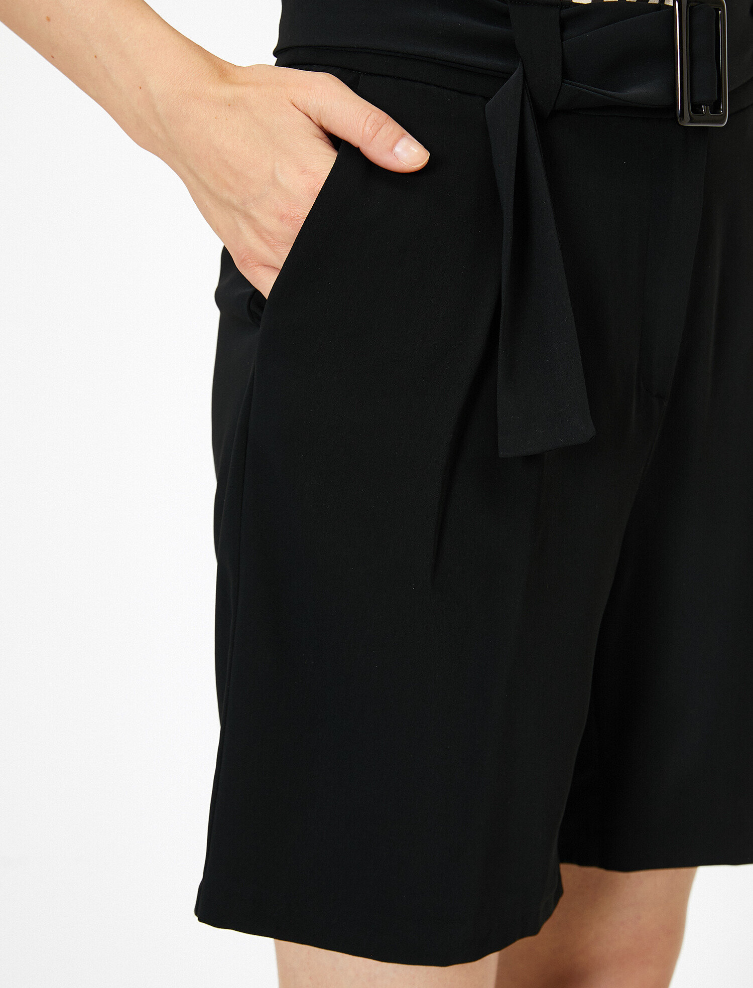   Kemer Detaylı Şort