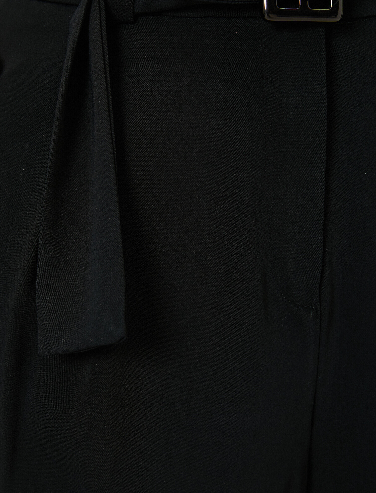   Kemer Detaylı Şort