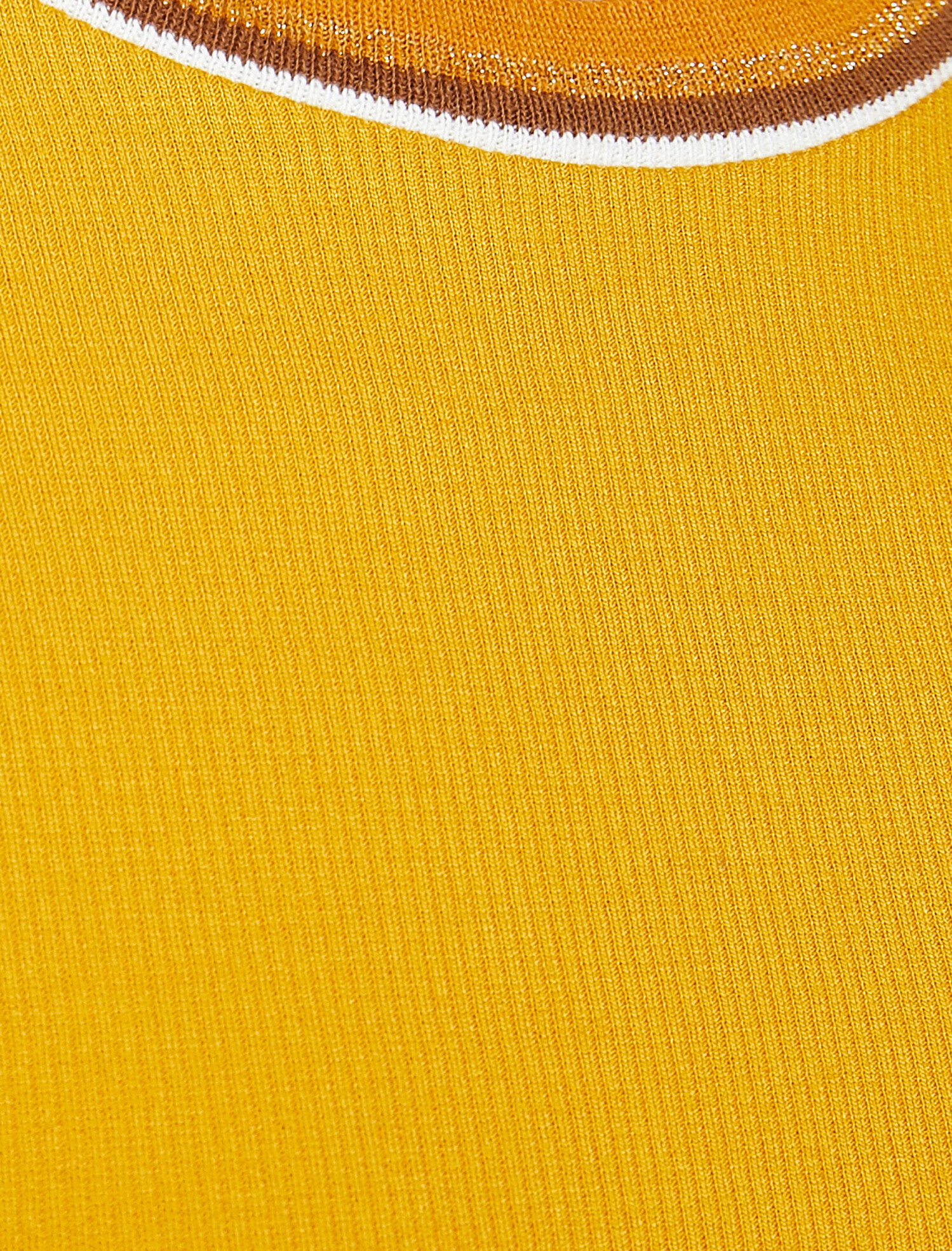   Yaka Detaylı Tişört