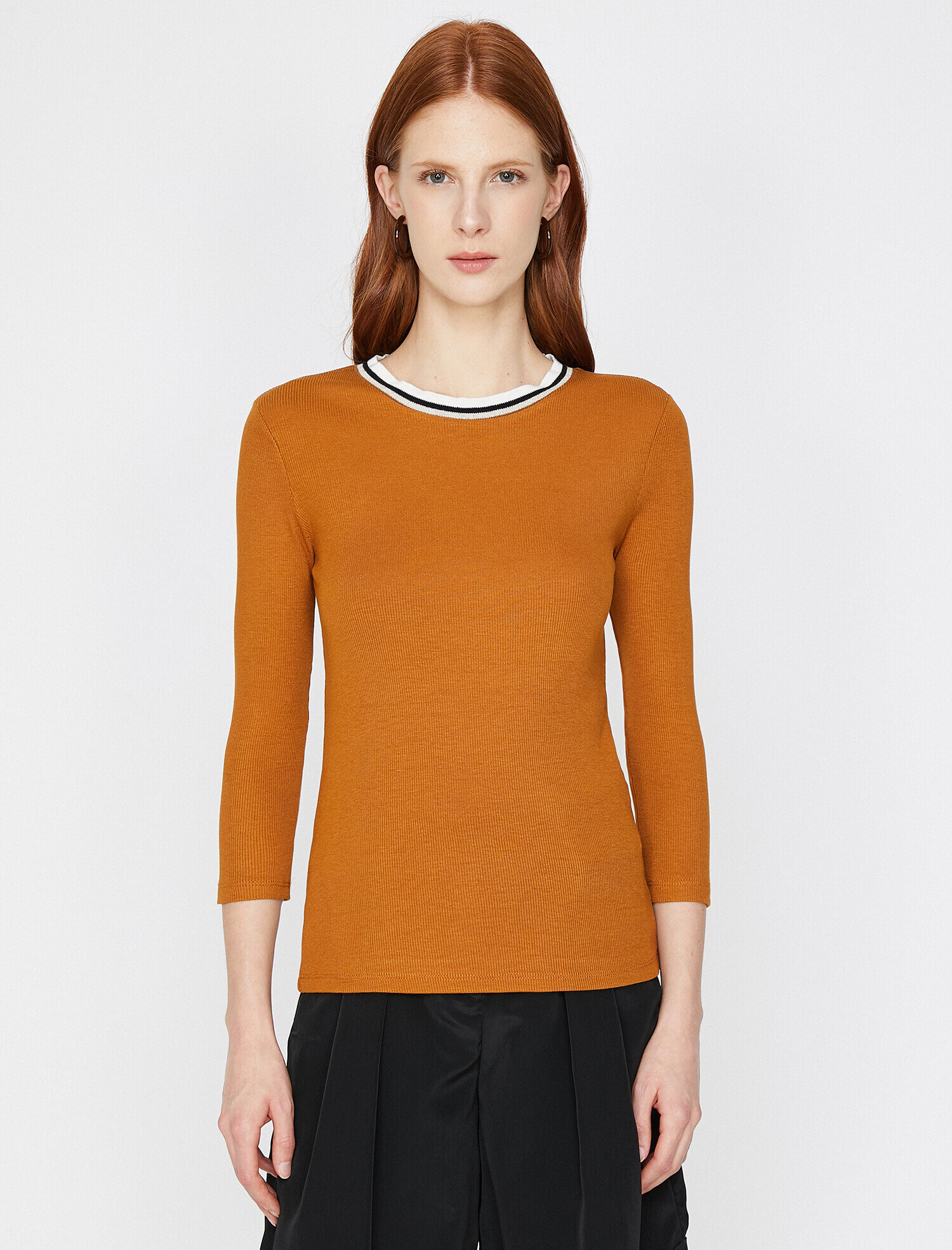   Yaka Detaylı Tişört