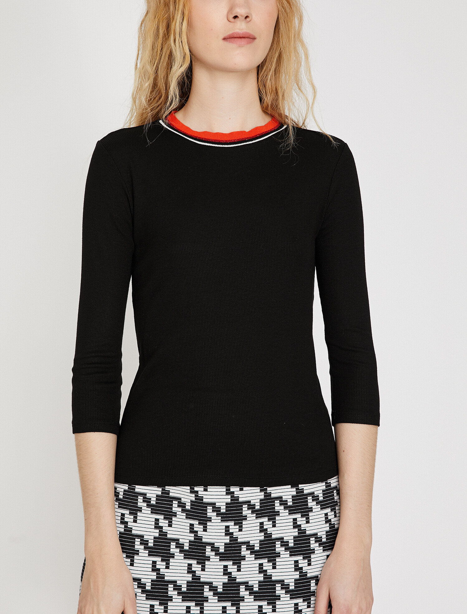   Yaka Detaylı Tişört