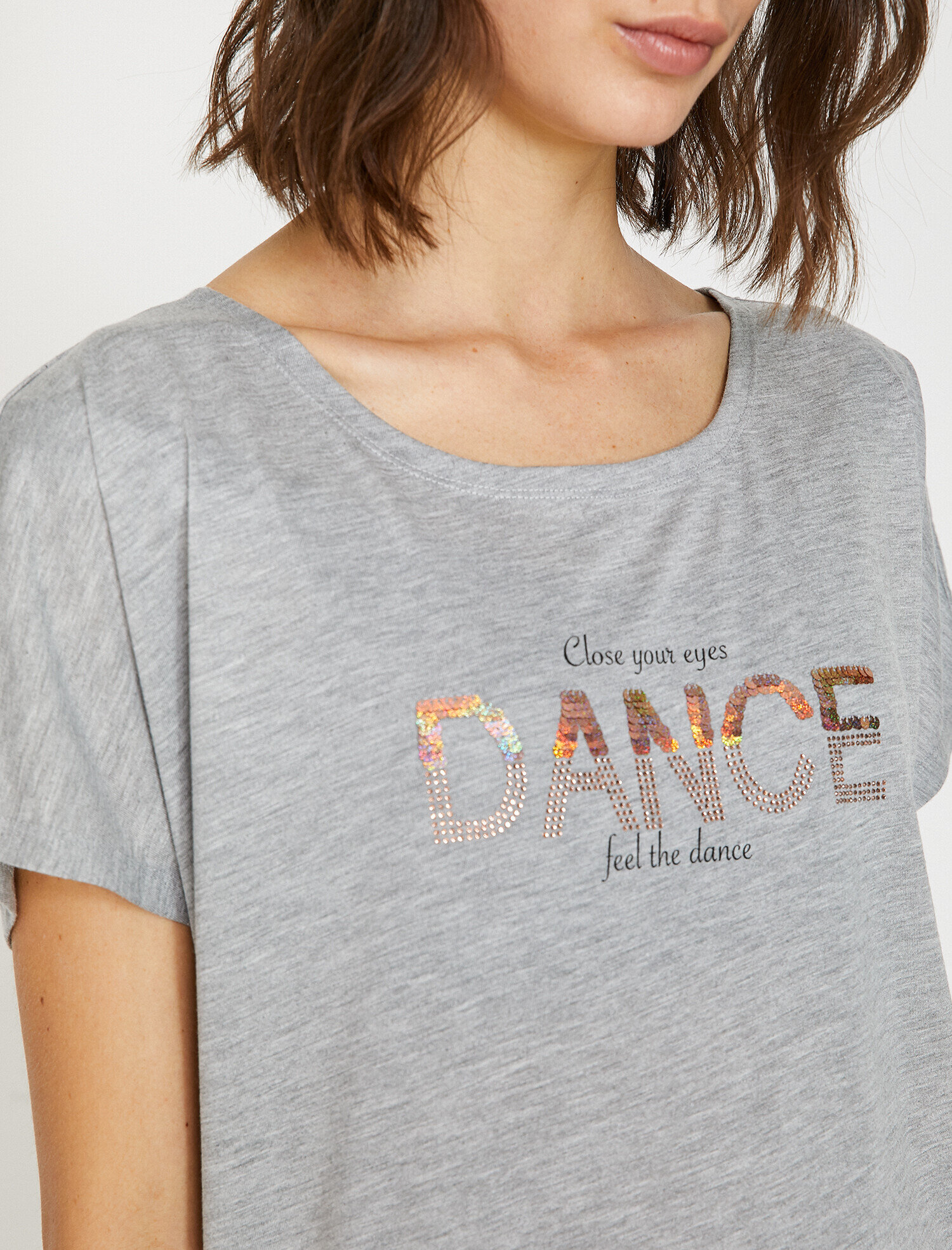   Pul Detaylı Tişört