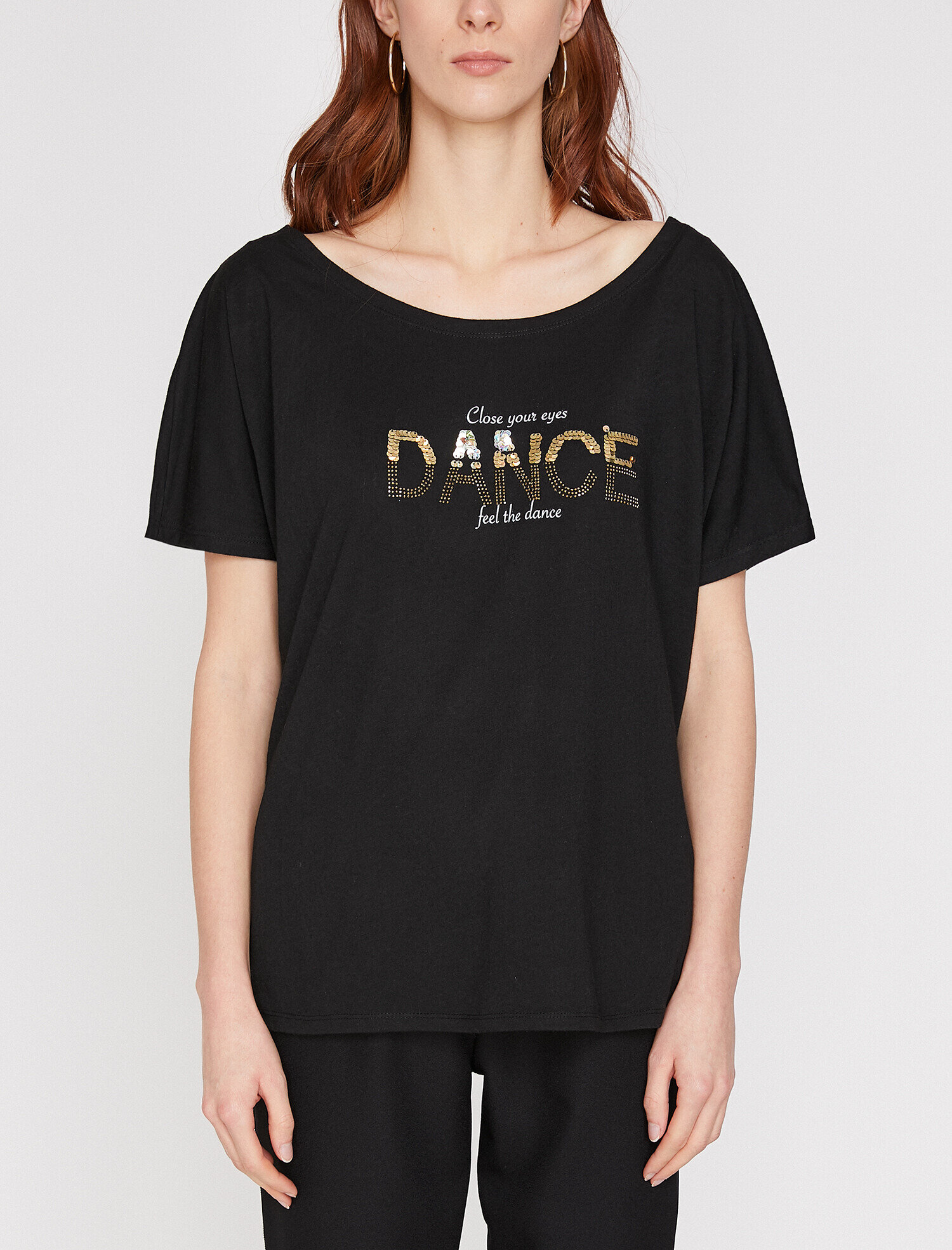   Pul Detaylı Tişört