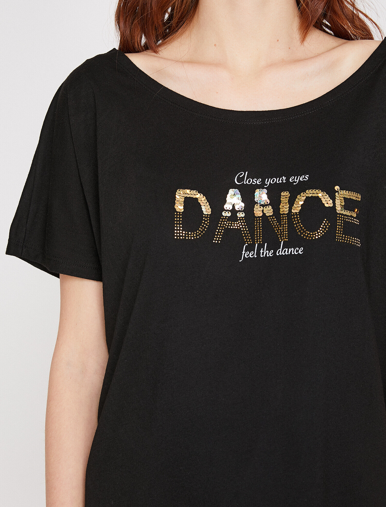   Pul Detaylı Tişört