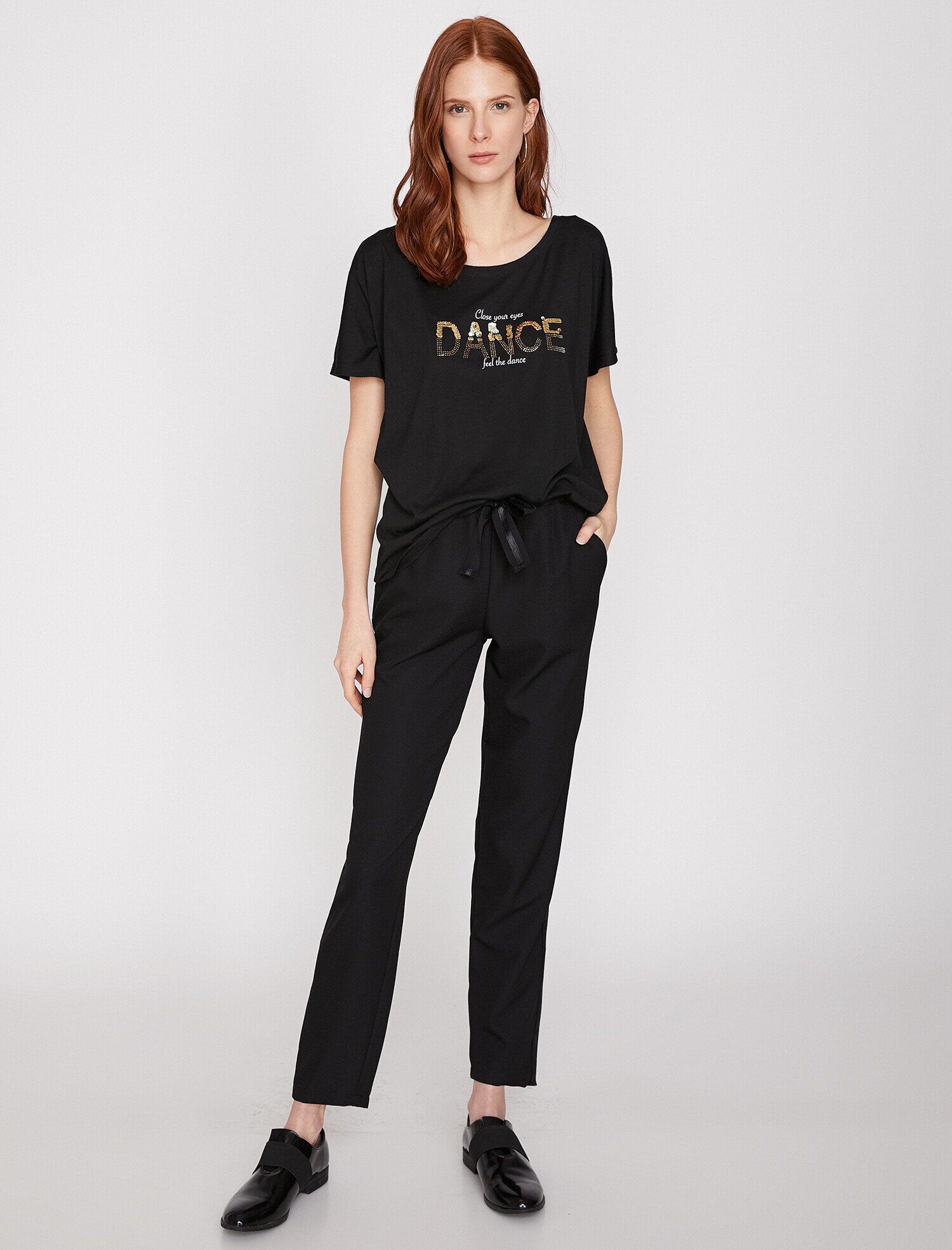   Pul Detaylı Tişört