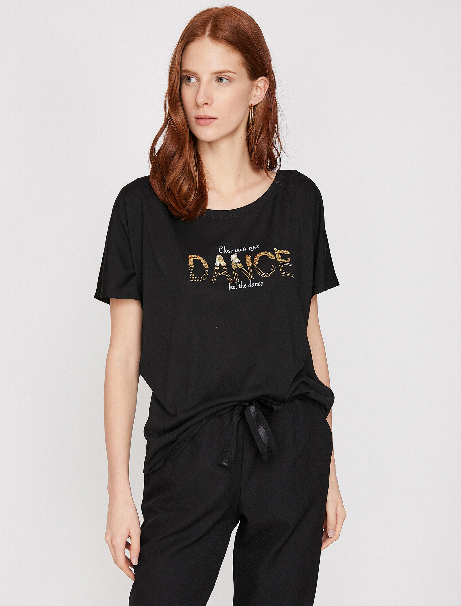   Pul Detaylı Tişört