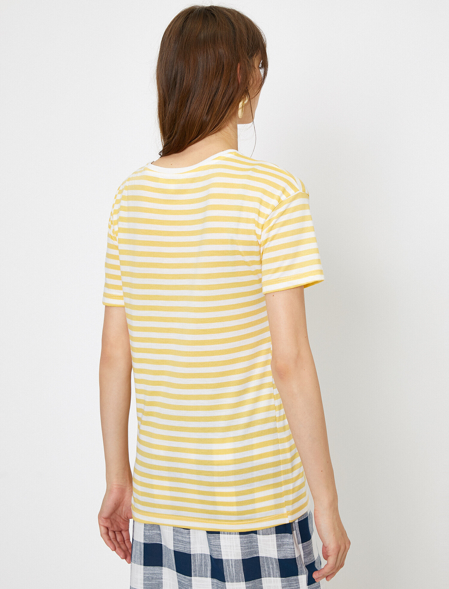   Pul Detaylı Tişört