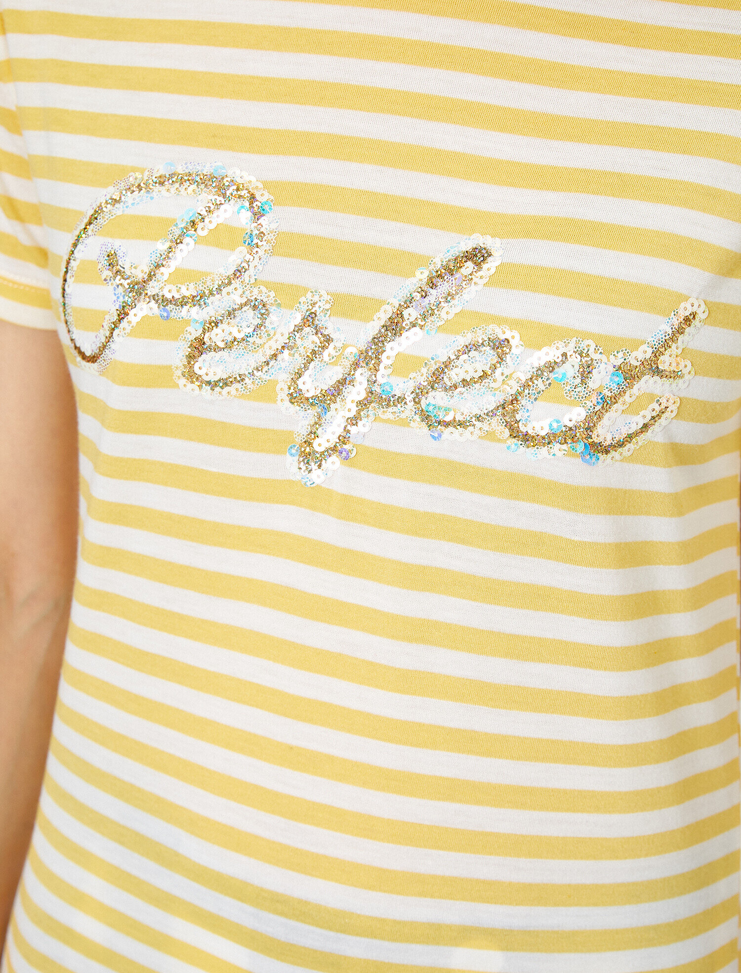   Pul Detaylı Tişört