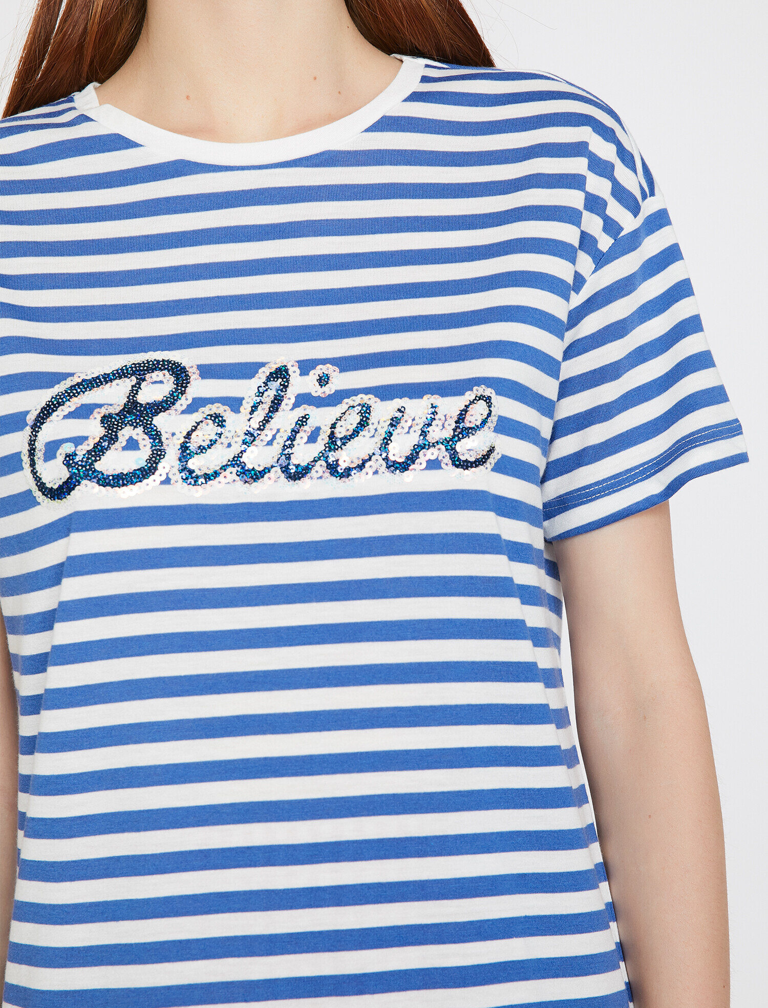   Pul Detaylı Tişört