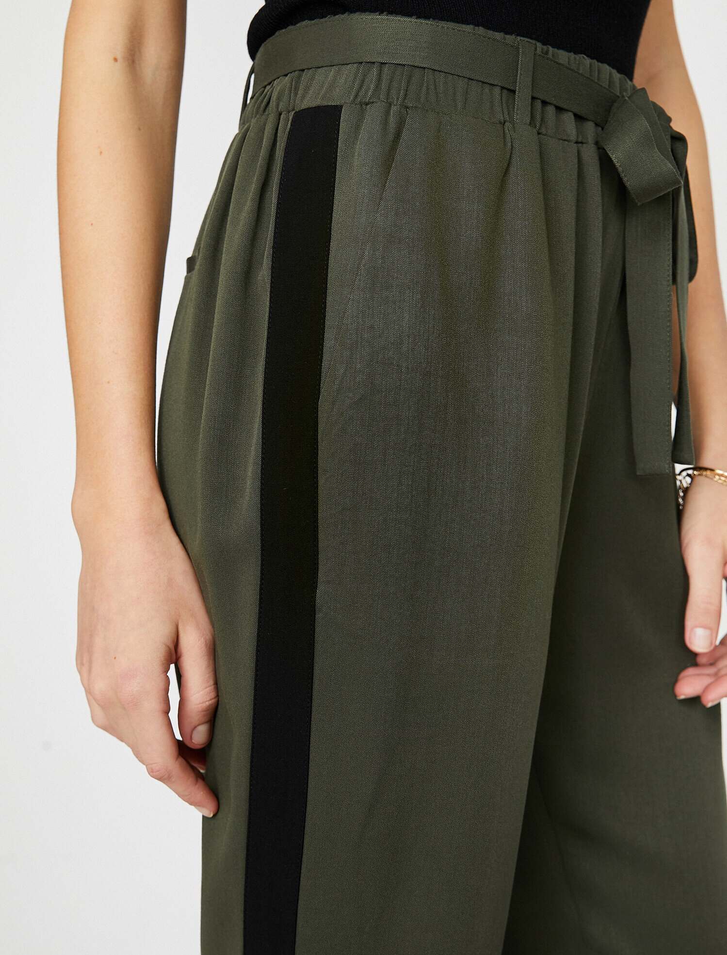   Bağcıklı Şerit Detaylı Pantolon