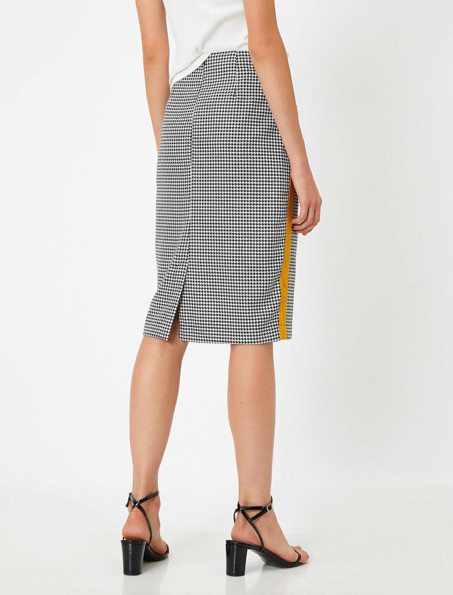   Şerit Detaylı Etek