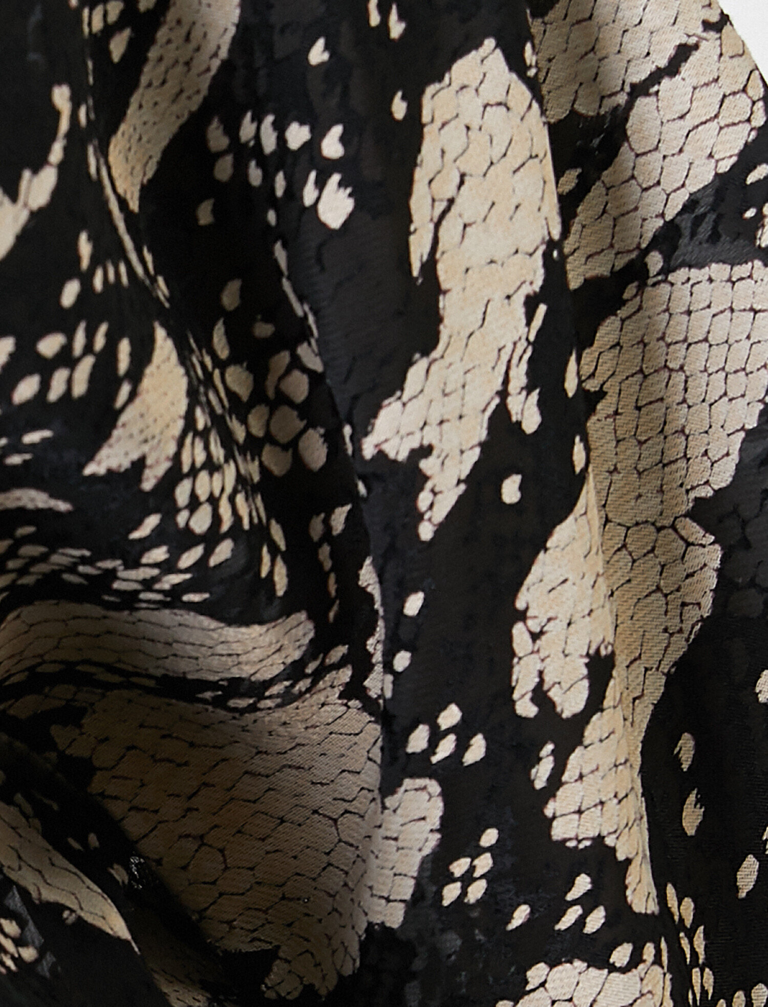   V Yaka Kısa Kollu Beli Bağlamalı Midi Yılan Derisi Desenli Elbise