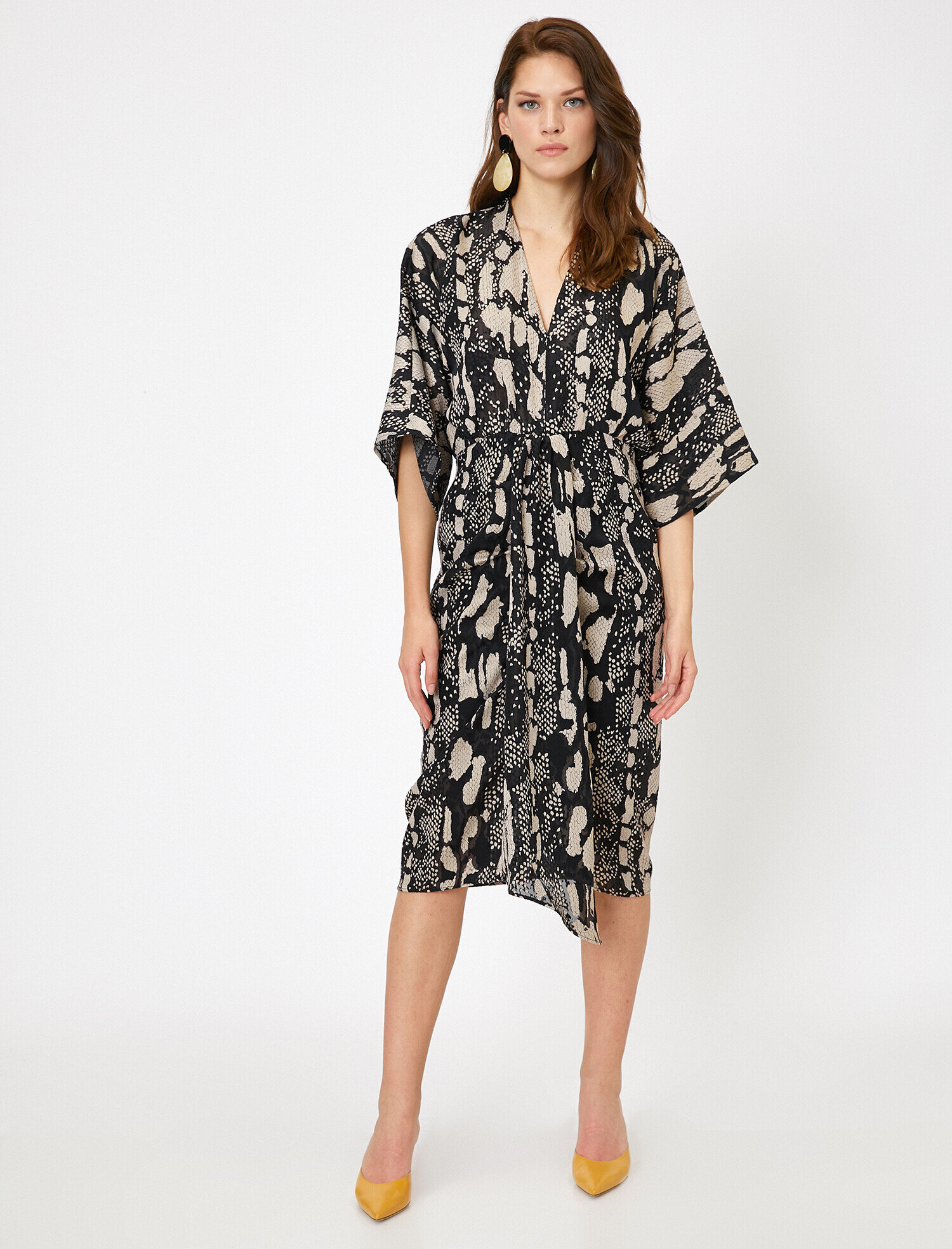   V Yaka Kısa Kollu Beli Bağlamalı Midi Yılan Derisi Desenli Elbise